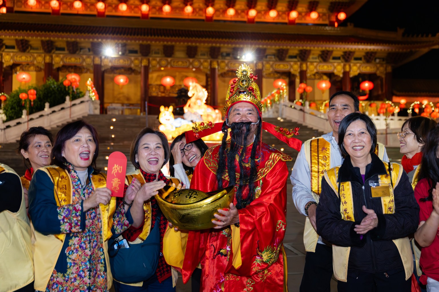 正月初八發發發！柔斯蜜分會郭栢偉扮演財神爺，手捧金澄澄大元寶發送糖果，甫一現身便被大眾圍住。