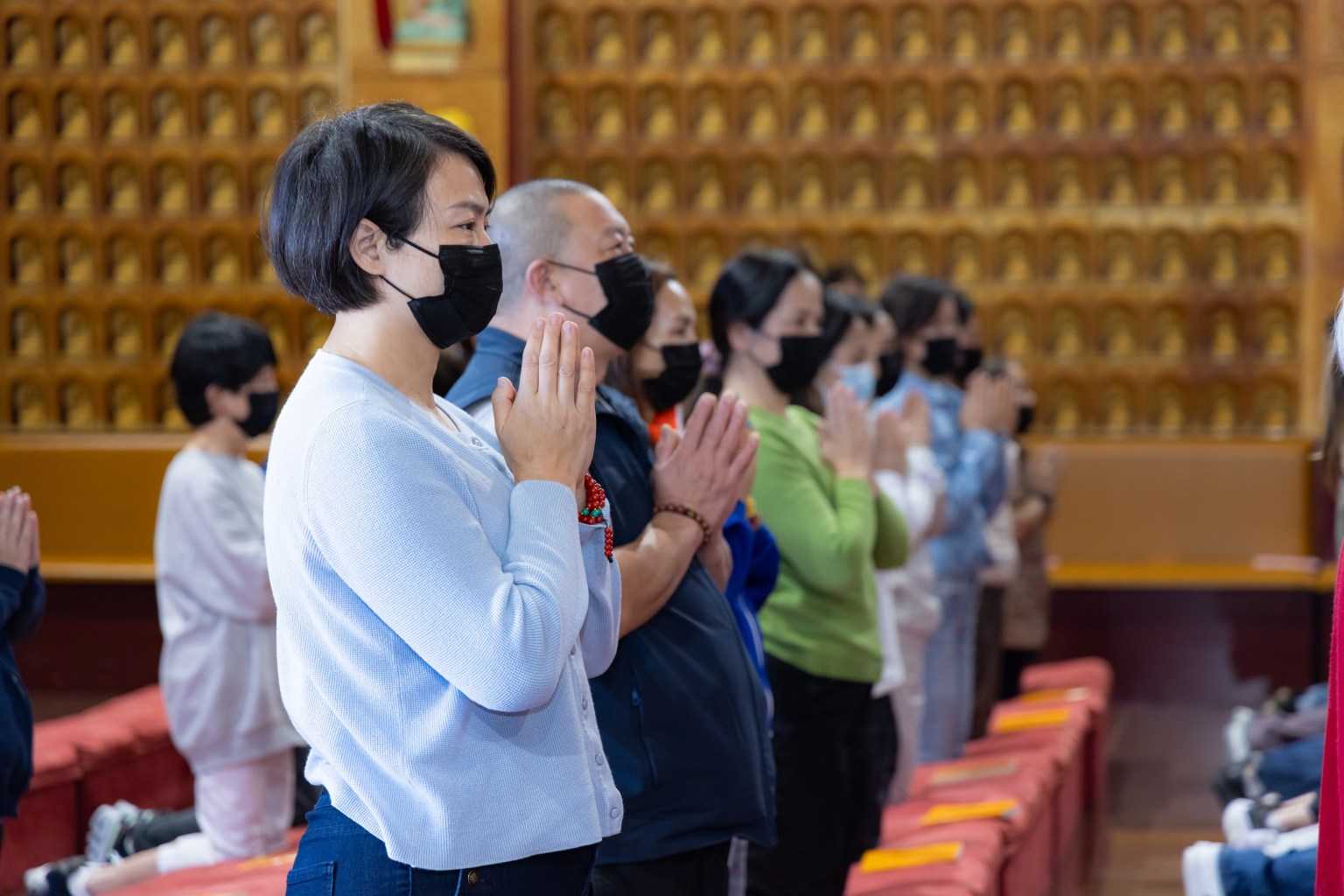 信眾恭敬聆聽主法宣疏。