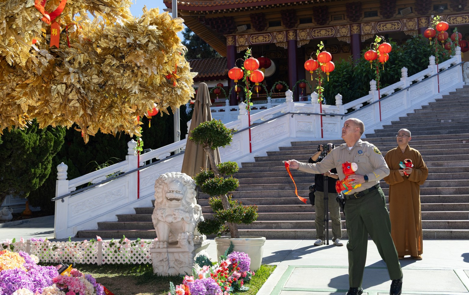 分局長Glenn Emery率先擲出祈願帶，為社會大眾祈求新年平安。