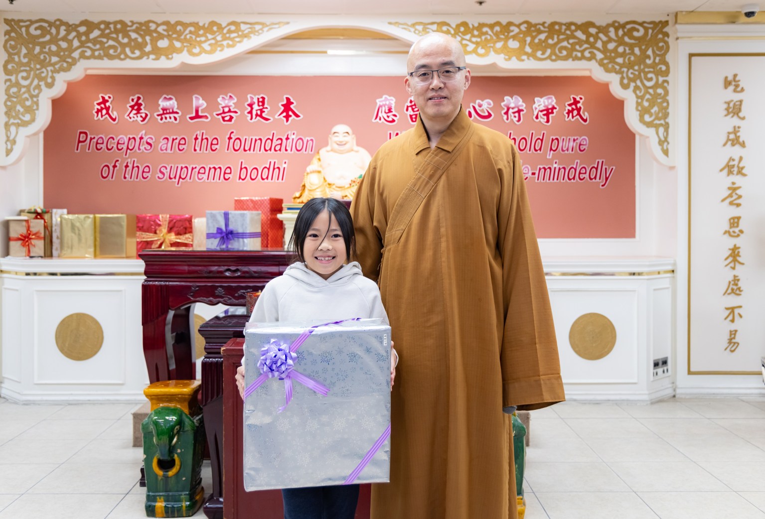 慧東法師與幸運中獎的小朋友合影。