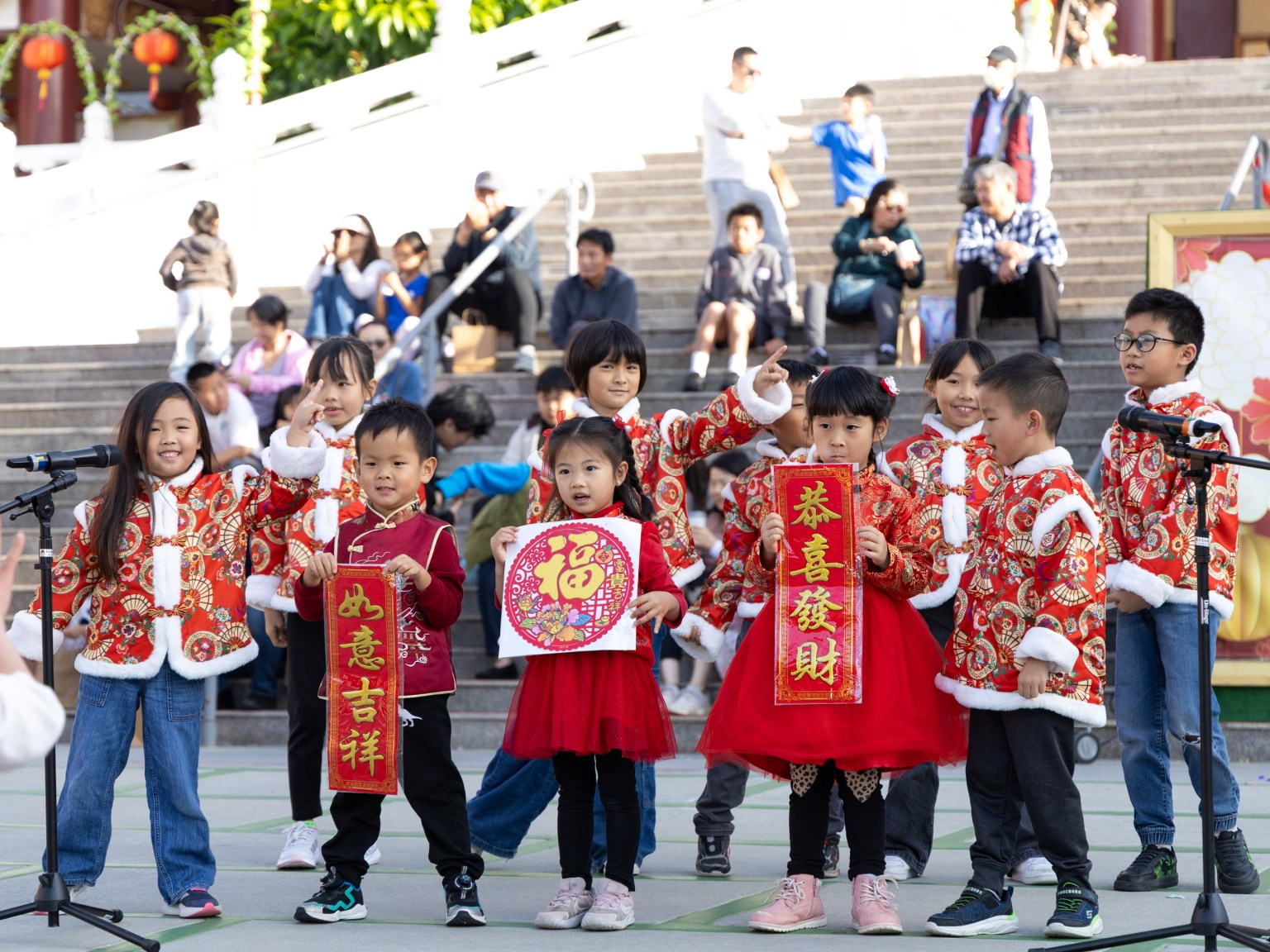 小朋友天真活潑的歌舞表演相當吸睛。