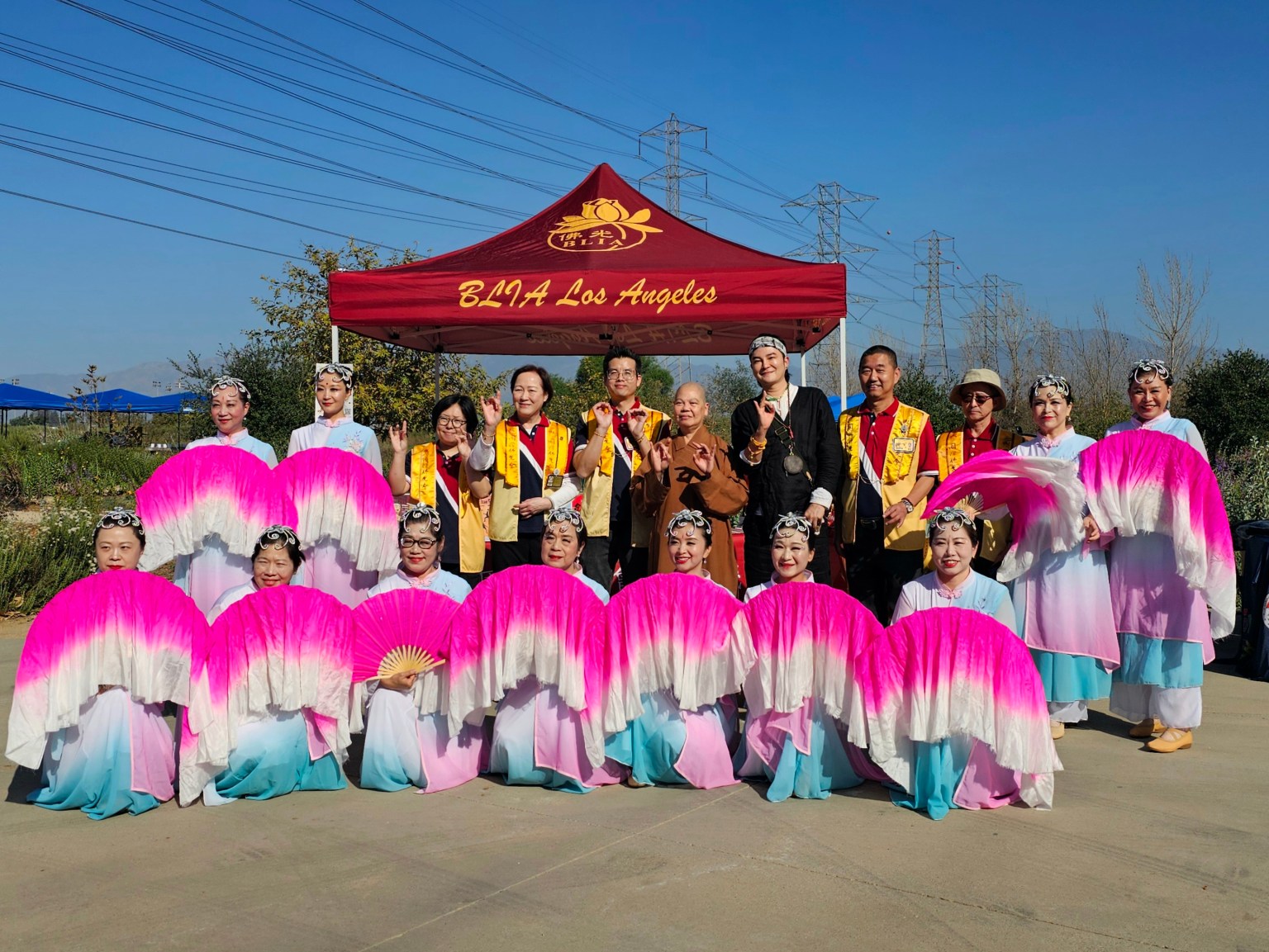 義工與舞者合影