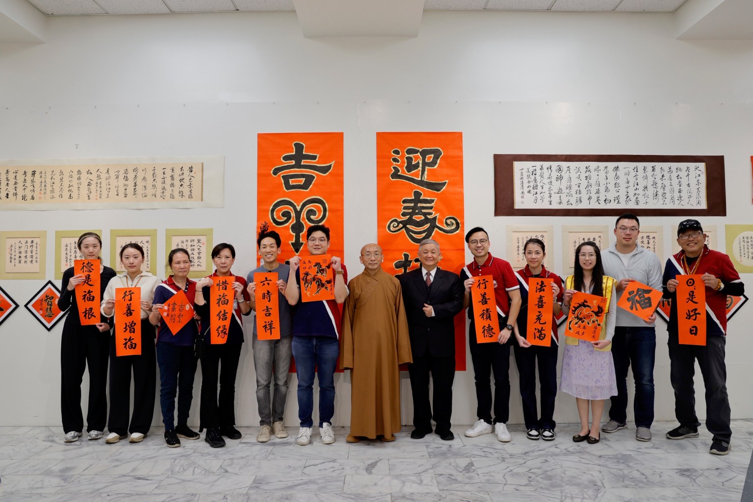 慧軒法師,與藝術家潘慶忠及哈崗分會會員在二合堂藝術展合影