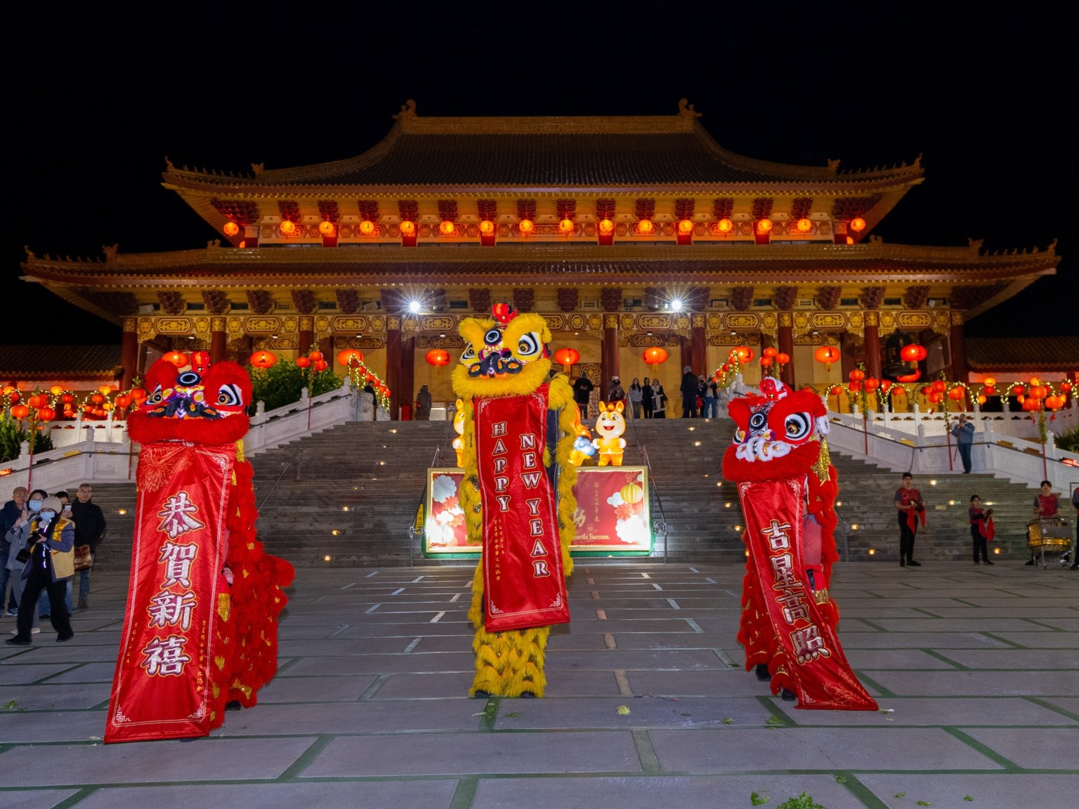 祥獅報喜、迎春納福。