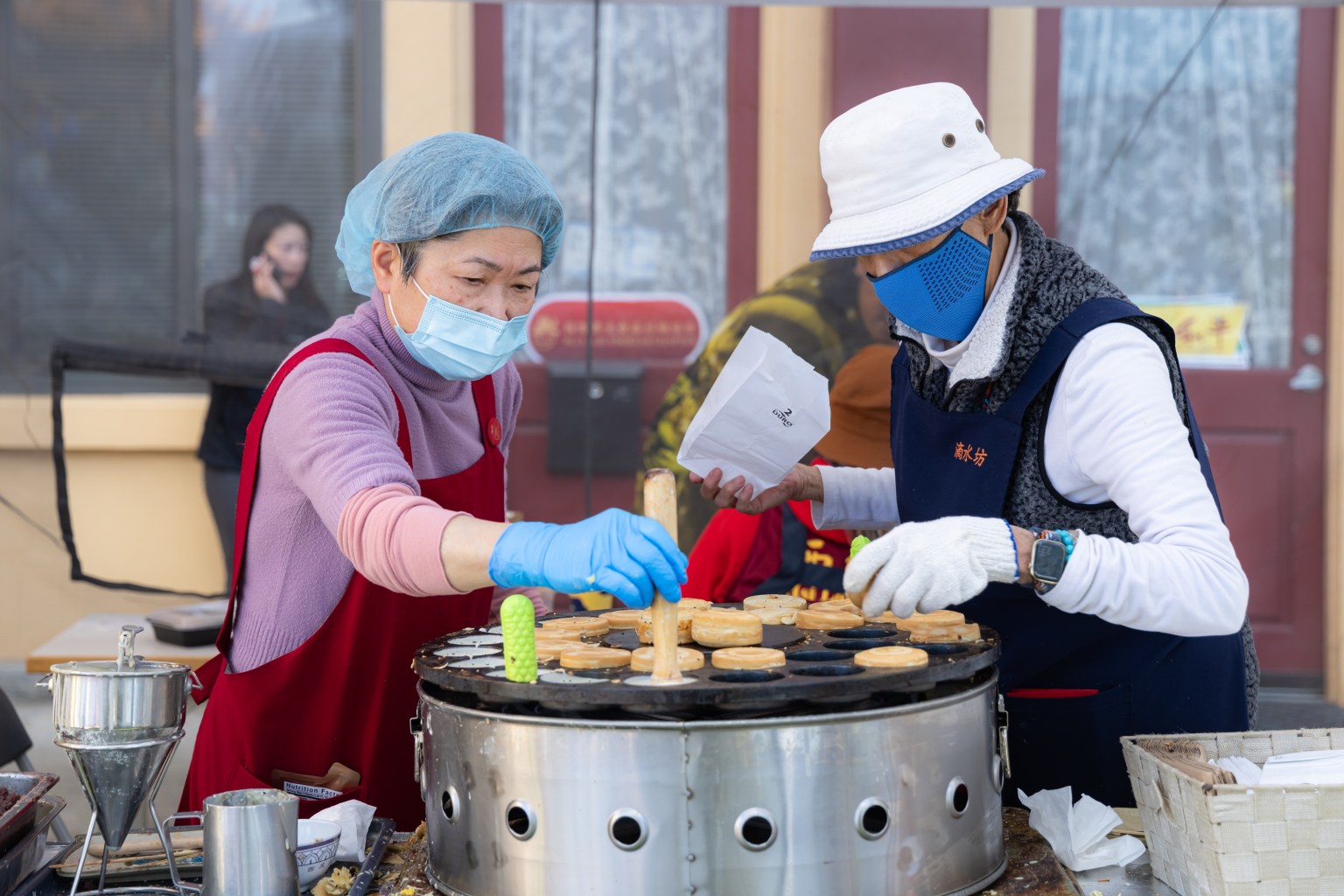 流通處平日週末暢銷的紅豆餅，買氣依然旺旺旺。
