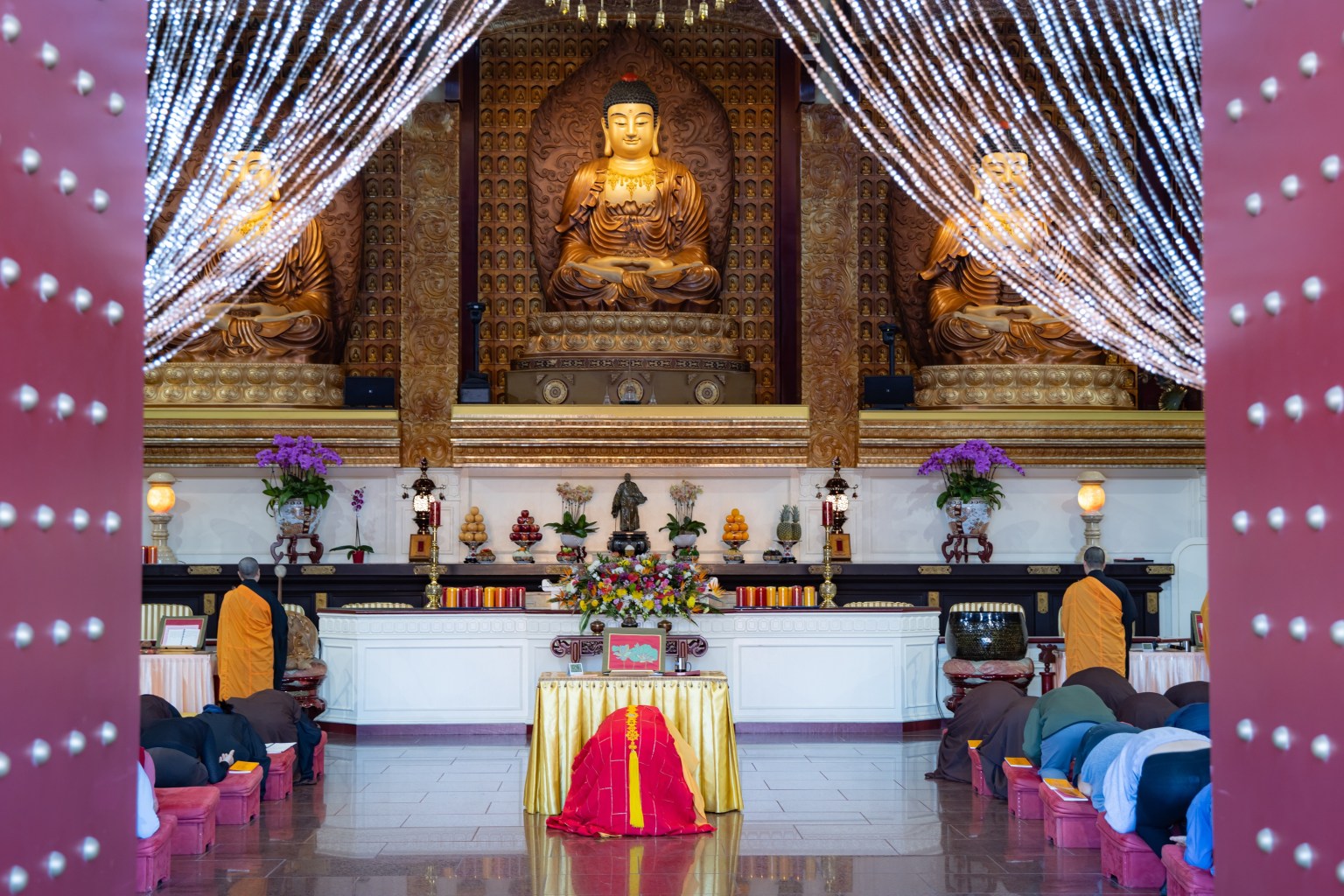 大眾虔誠禮佛。