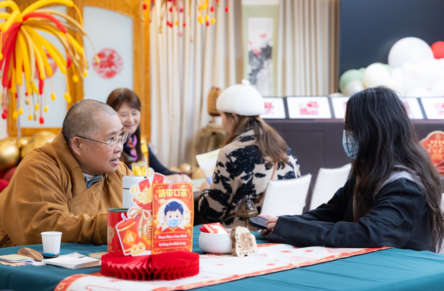 海會堂則設有「解法語」專區，佛光山國際翻譯中心主任依超法師(左)等，引導大眾深入理解法語智慧。