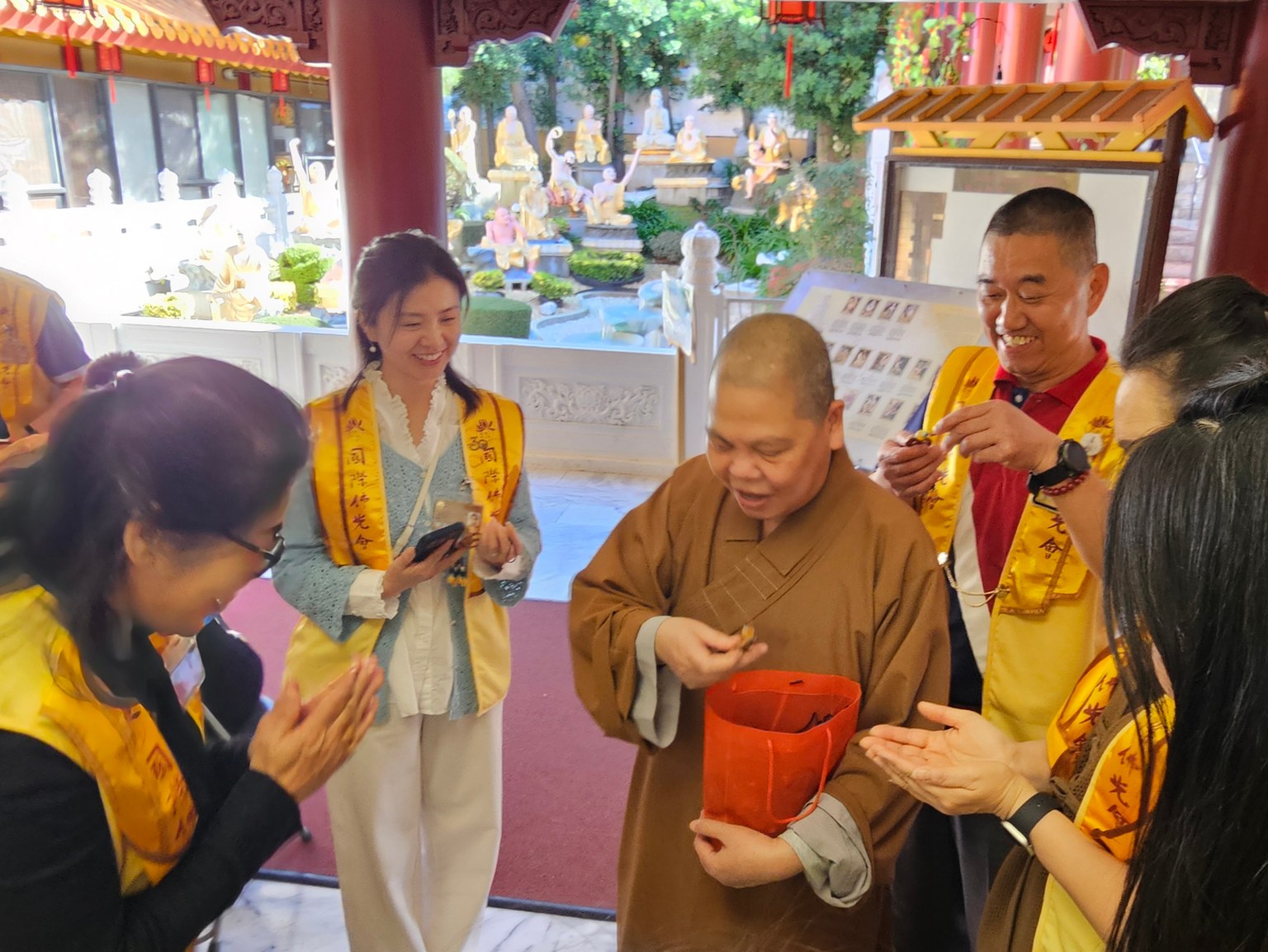 輔導法師贈送結緣品