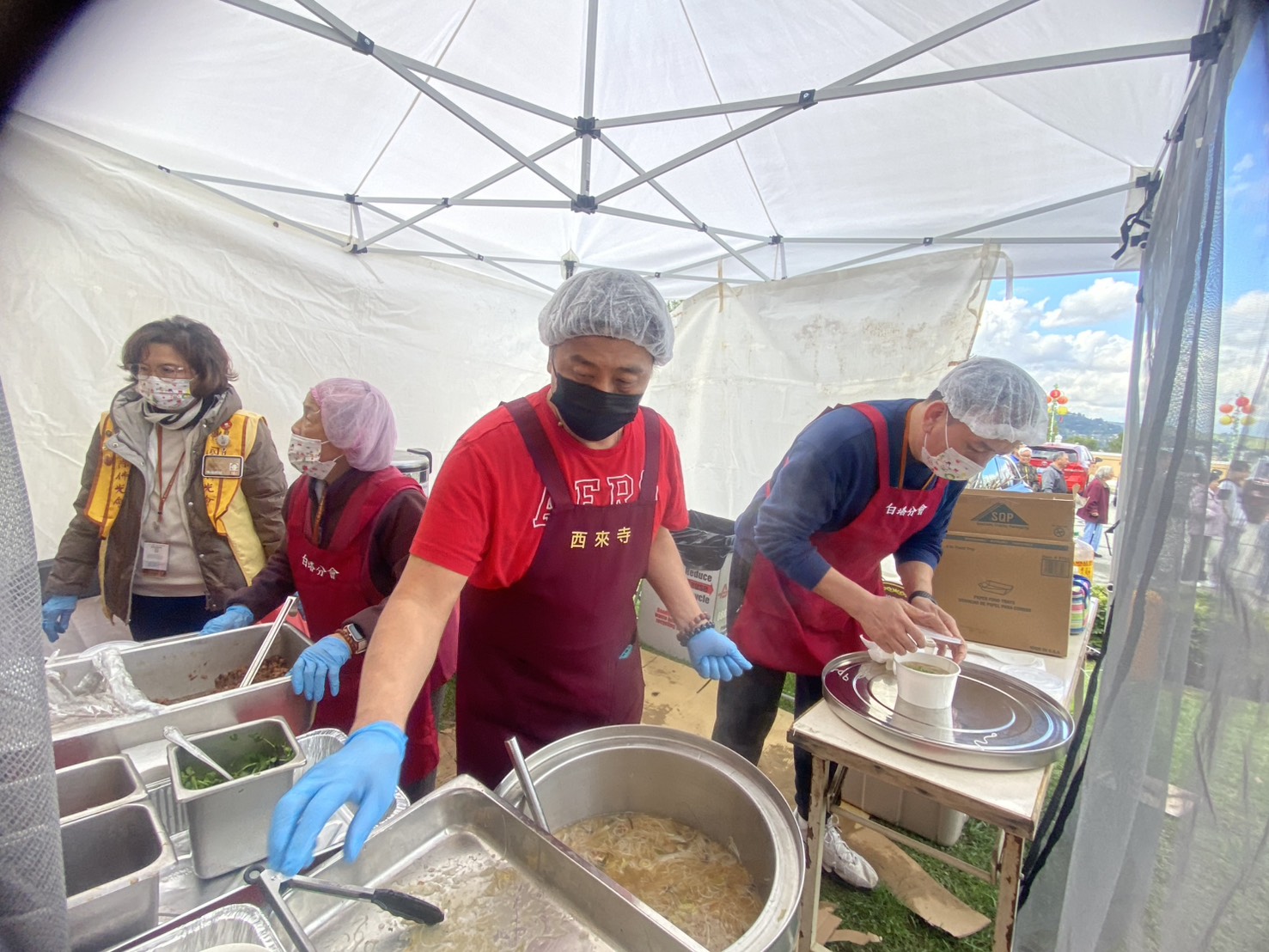 白塔三分會和河濱分會一起負責園遊會攤位 ，連續三天幫助義賣米粉羹、素肉燥飯、椒鹽燒餅及綠豆、紅豆椪等。