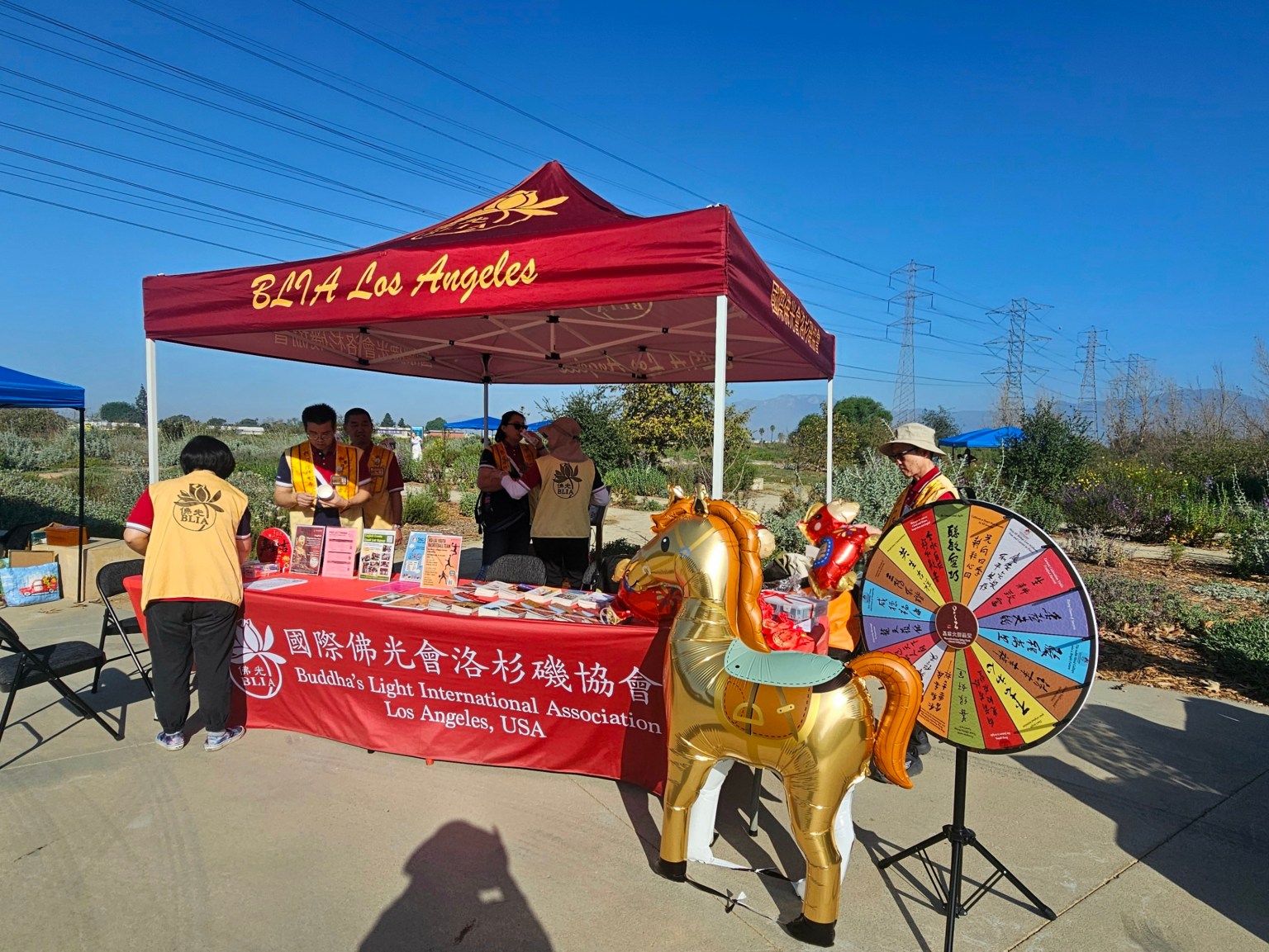 兩個分會義工協力完成攤位佈置