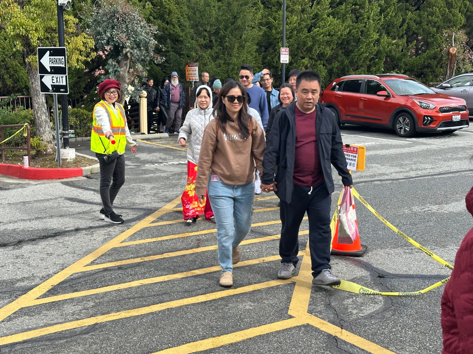 大巴送香客到寺院，人潮從小三叉步行上山