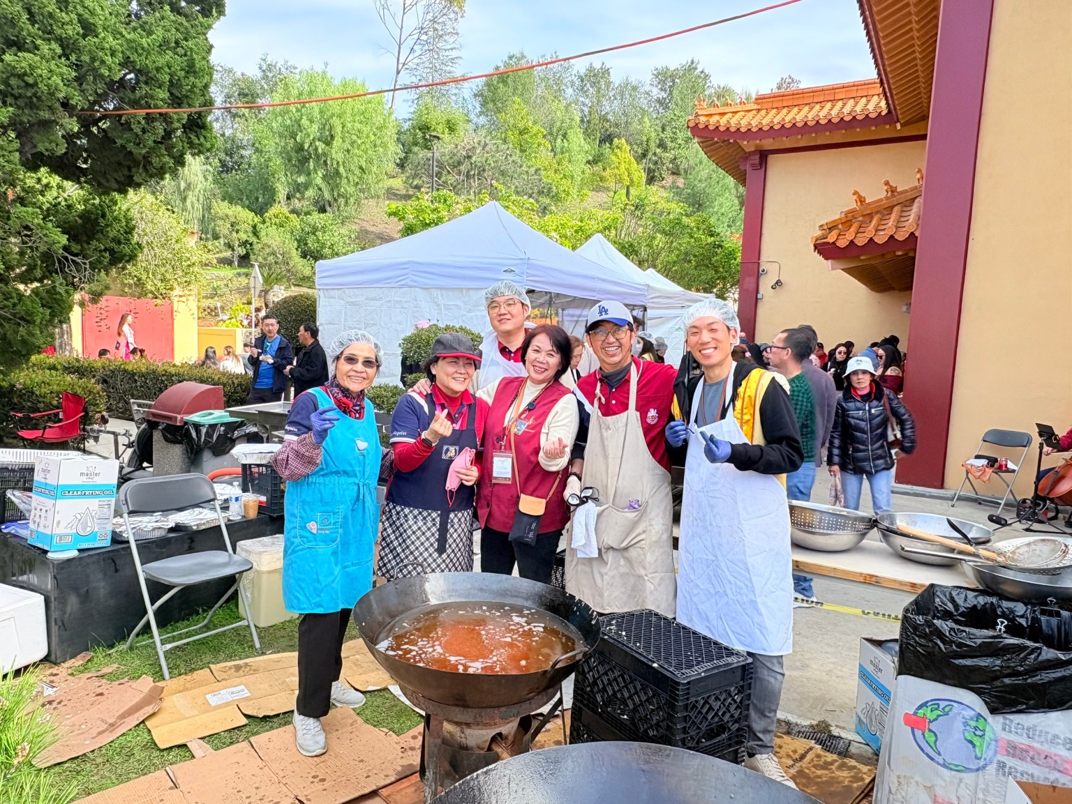 負責油鍋哈崗分會義工們的合影