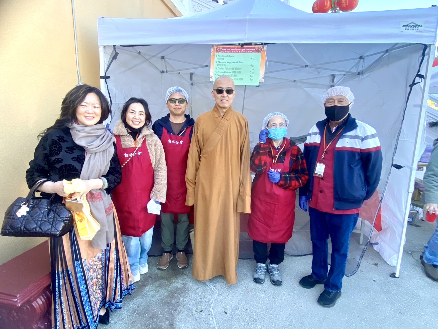 住持慧東法師前來攤位探望會員並祝福大家春節快樂。