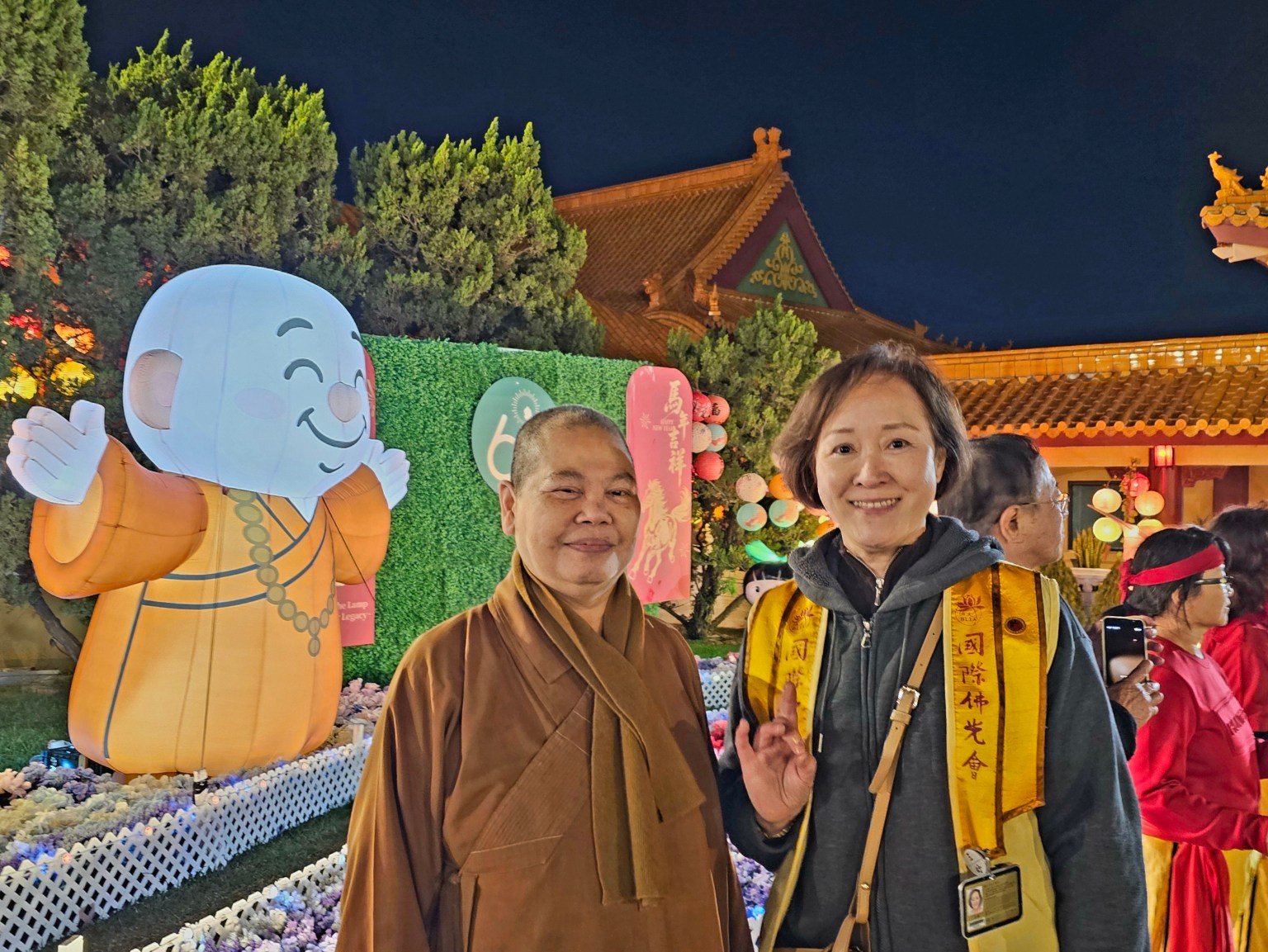 核桃分會輔導法師滿光法師（左）和王瑛會長（右）