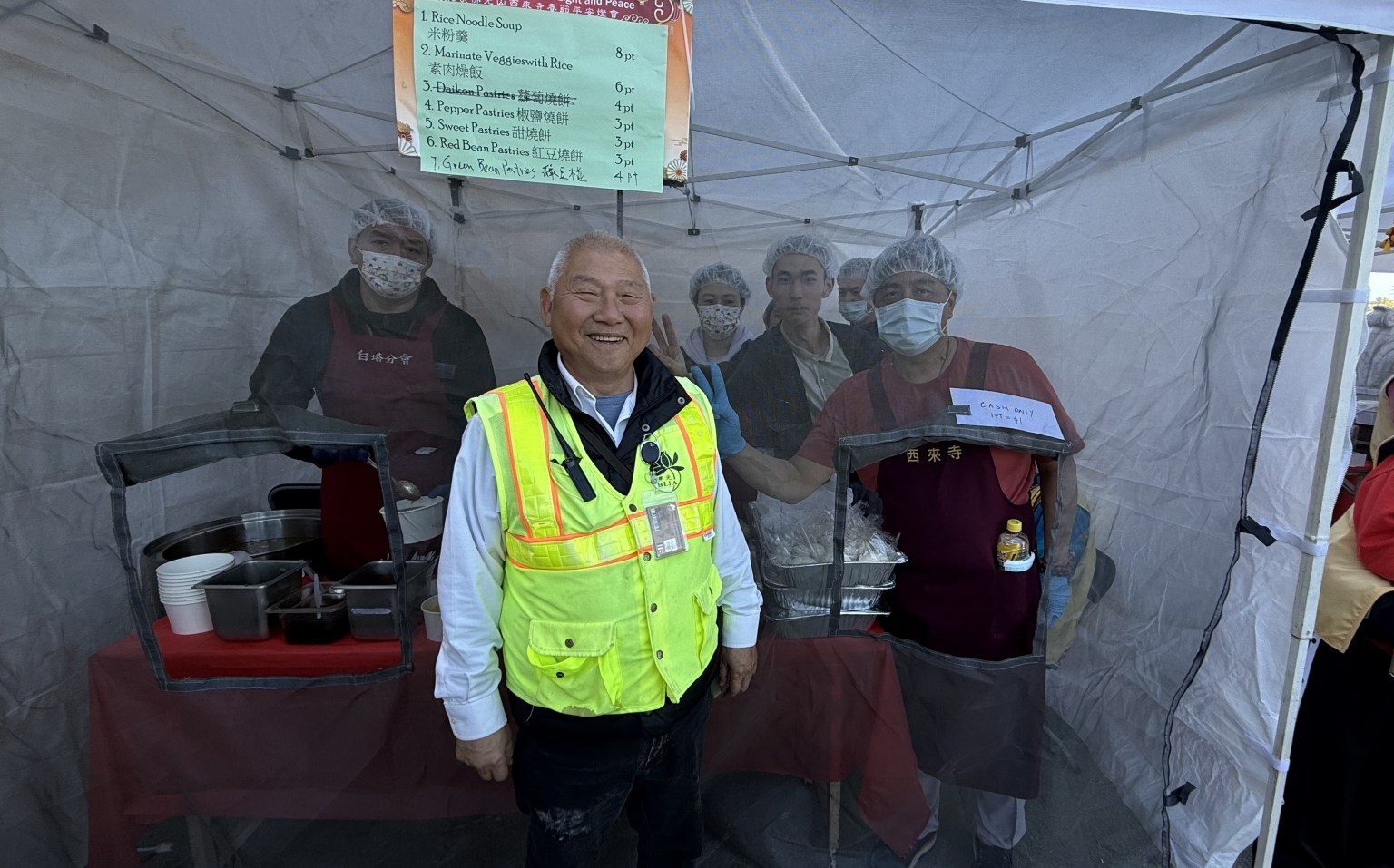 鍇森帶著大寮的青年們，一起來攤位幫助義賣。