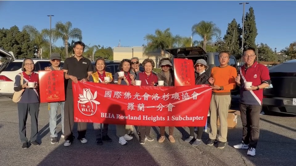 羅蘭一分會會員齊呼「羅蘭一分會.佛心臘八味 溫暖你我他.福報傳萬家」