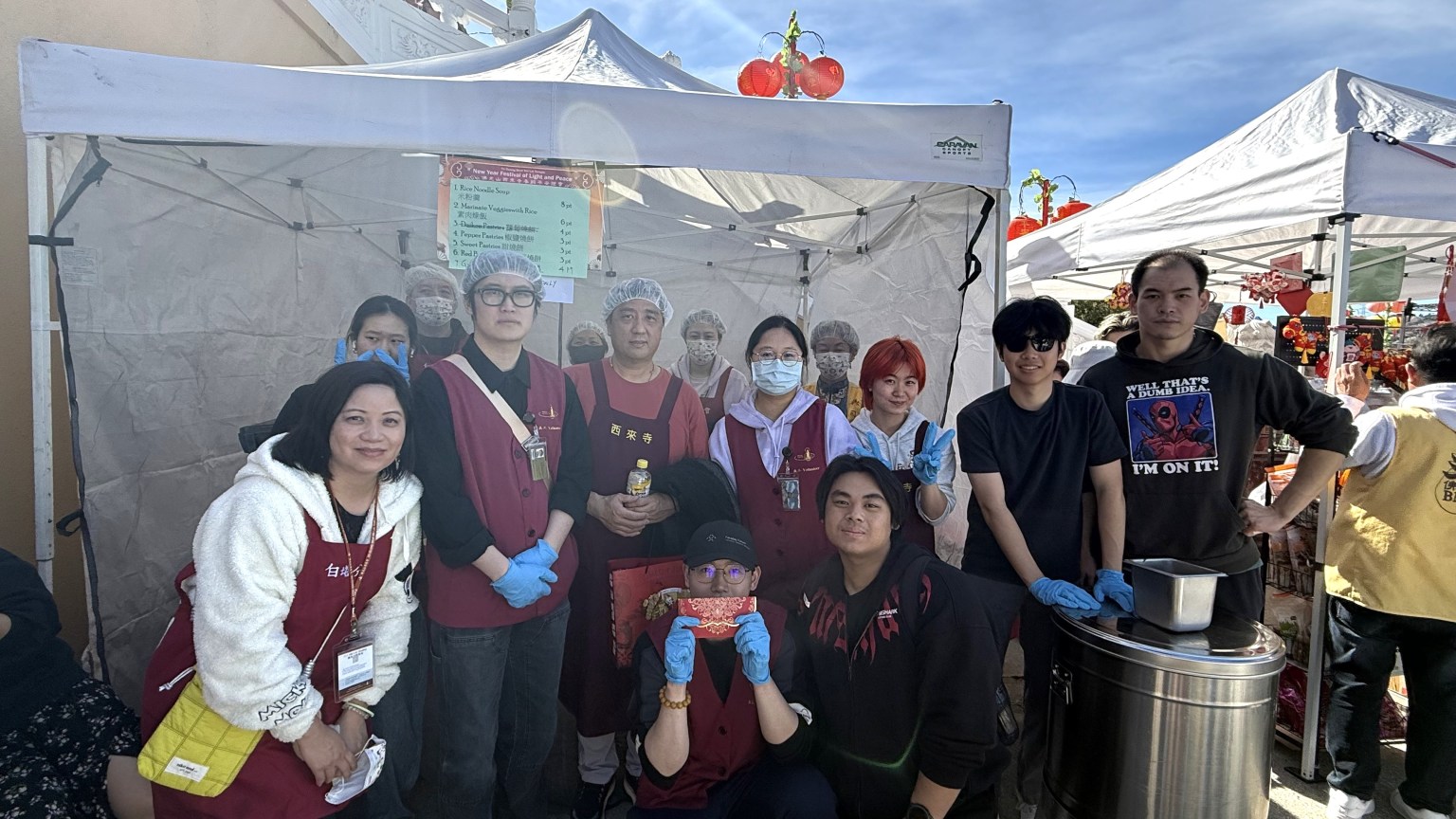 鍇森帶著大寮的青年們，一起來攤位幫助義賣。