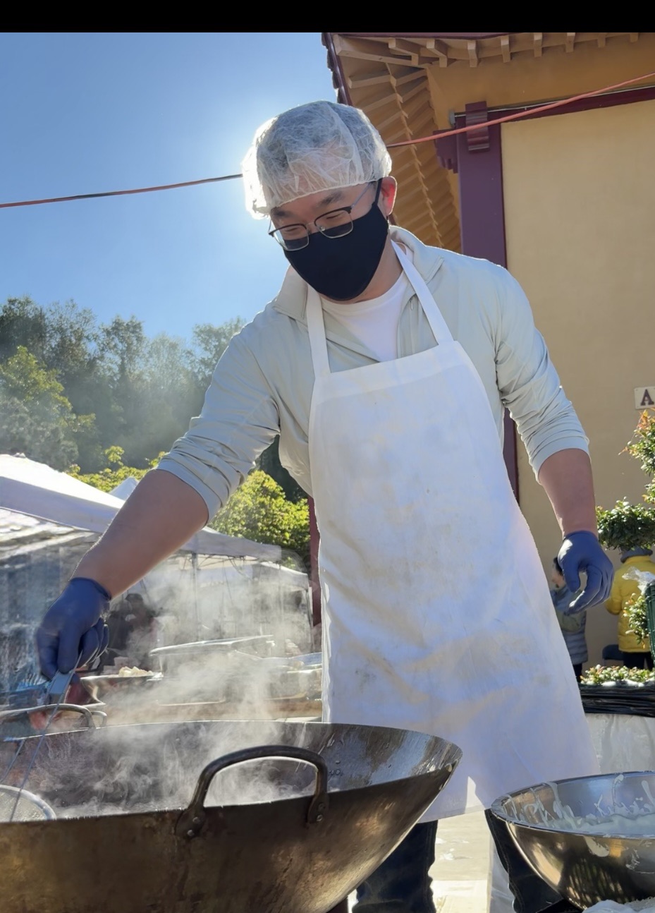 負責油鍋的會員準備食物