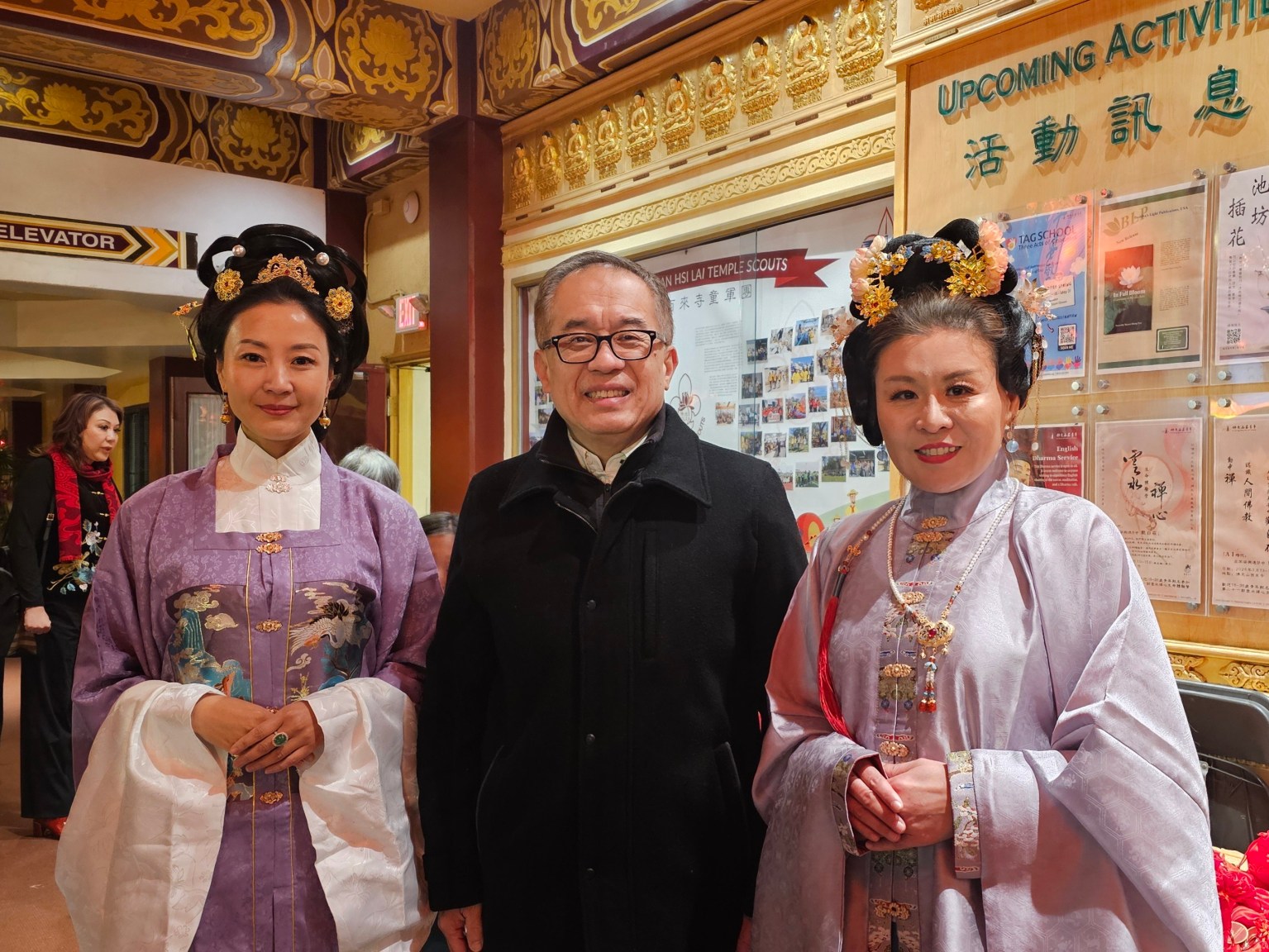 核桃市副市長伍立倫（中）