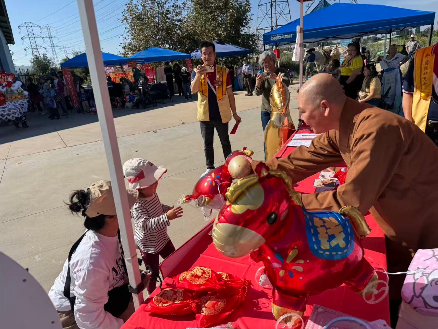 滿光法師(右)為轉法輪獲獎者贈送結緣品