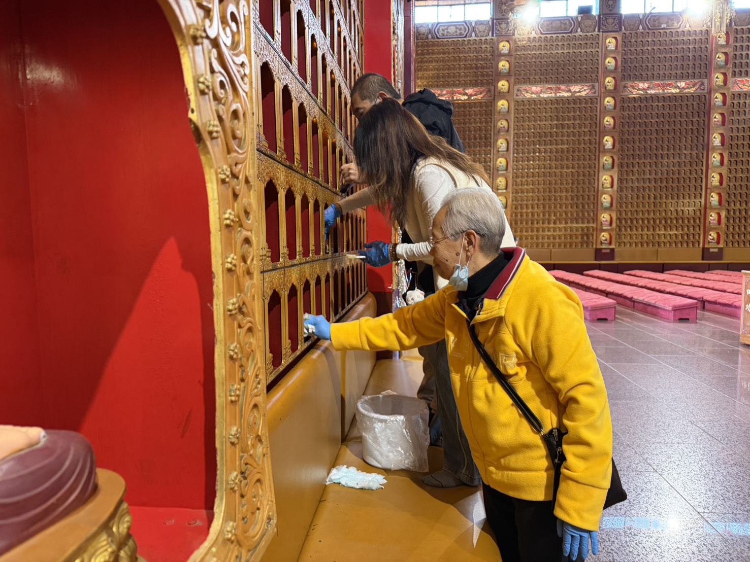 白塔三分會李素珍帶著兒子和媳婦,全家來參加出坡活動,表示既鍛煉身體,也可和大家歡喜結緣。