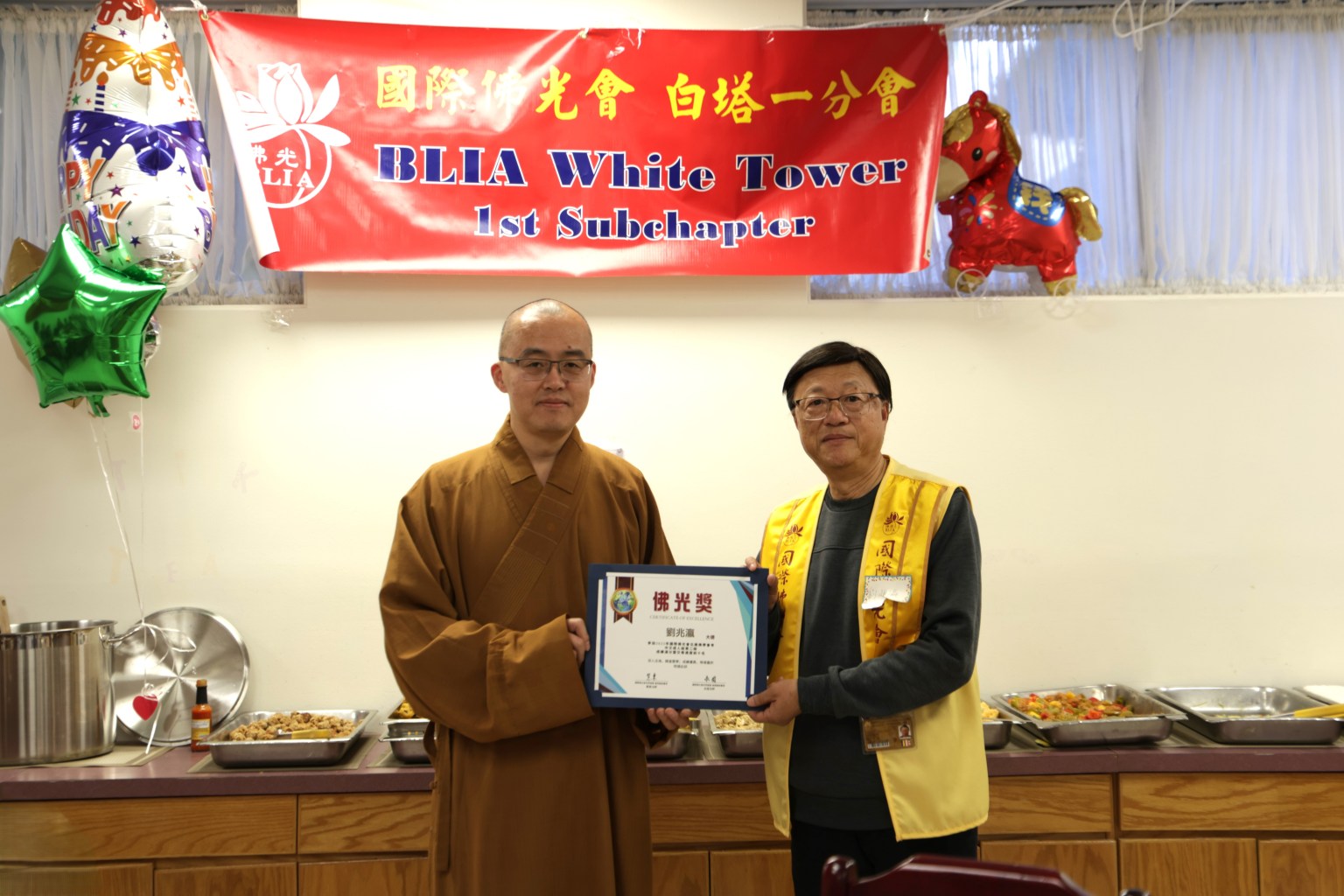 住持慧東法師親自為佛光會考滿分的劉兆贏師兄頒獎