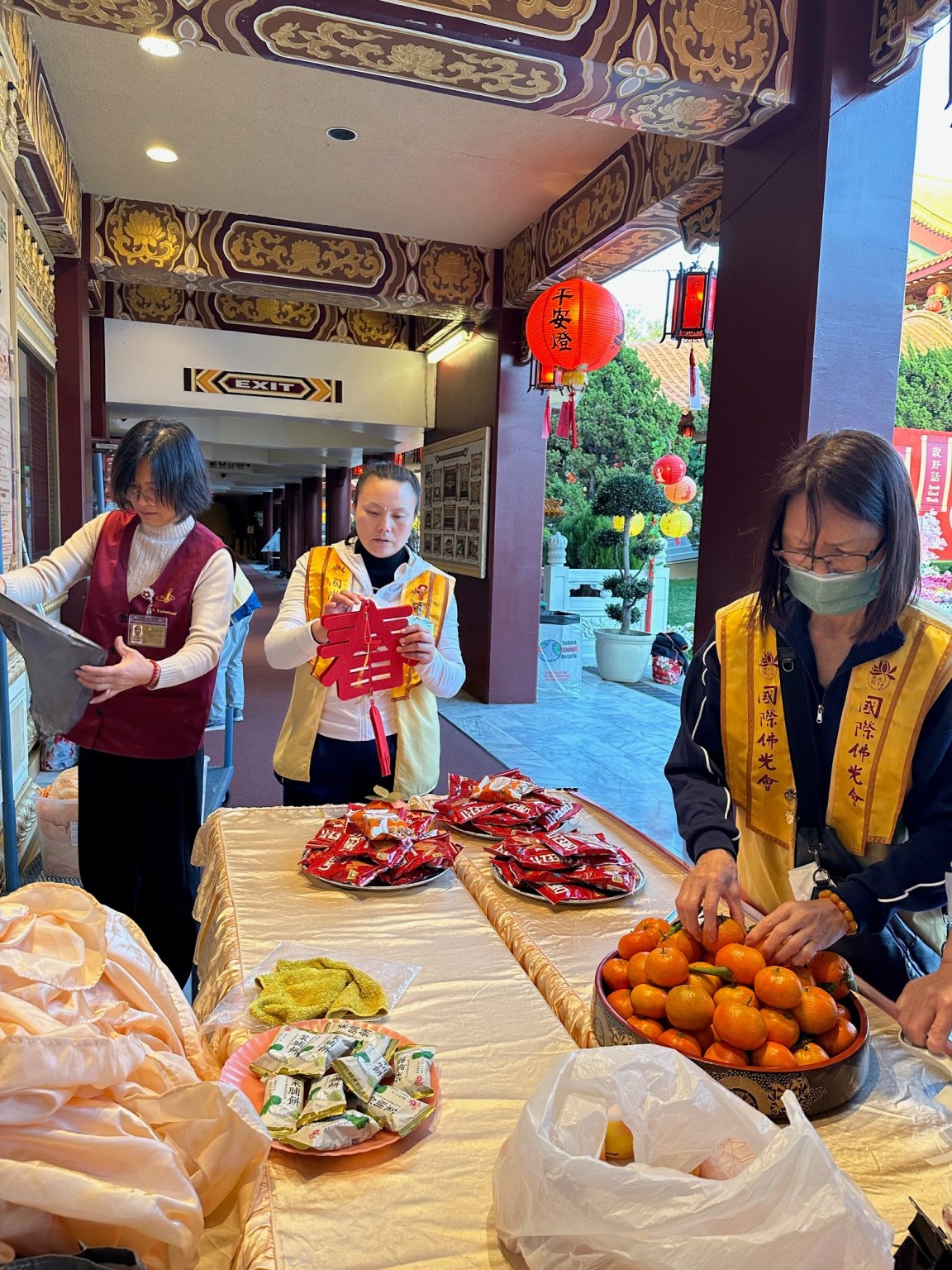 會員專心準備結緣品（2)
