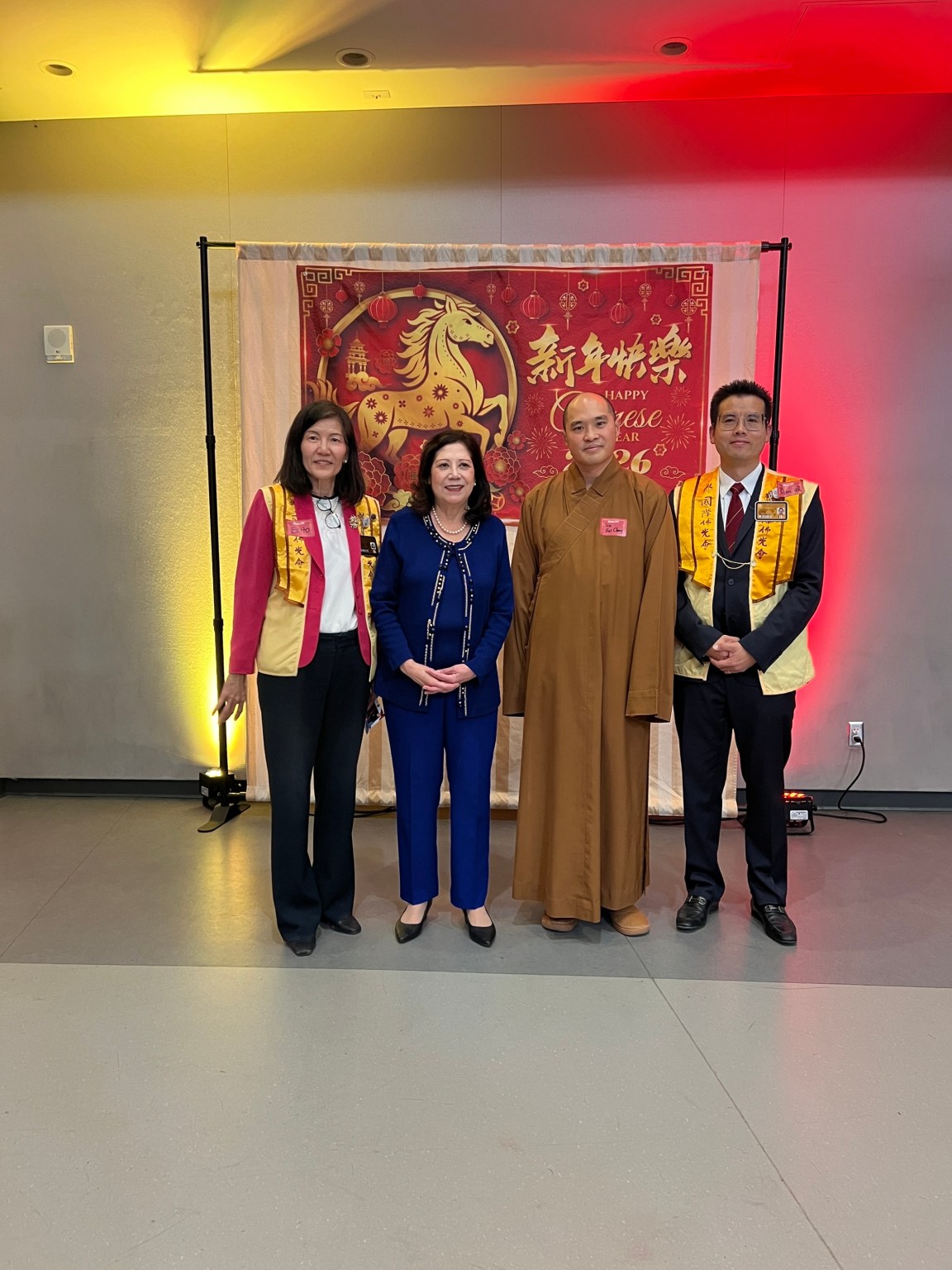 佛光山西來寺社教本土化組慧澄法師帶領洛杉磯協會長蔡月琴和白塔一分會長胡在華，一同參加洛杉磯郡亞裔慶春節活動。