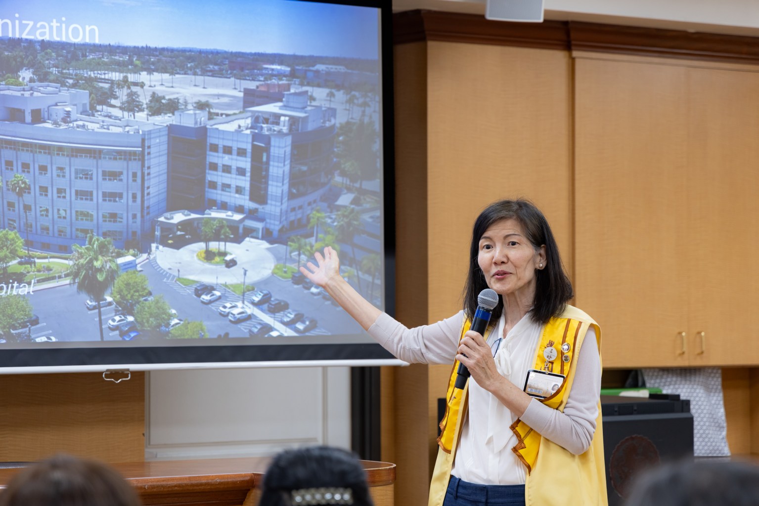 國際佛光會洛杉磯協會會長蔡月琴致詞表示，感謝江華醫師應邀出席講座。