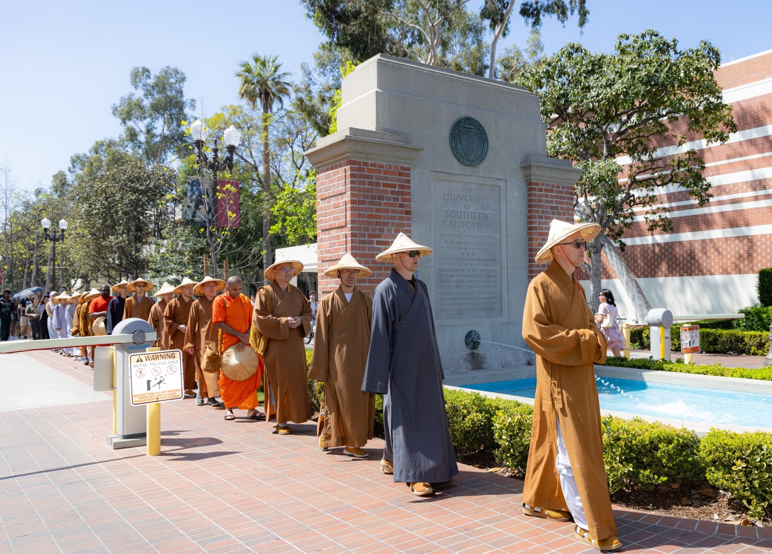 西來寺住持慧東法師帶領南加州華僧各寺院法師一同行腳。