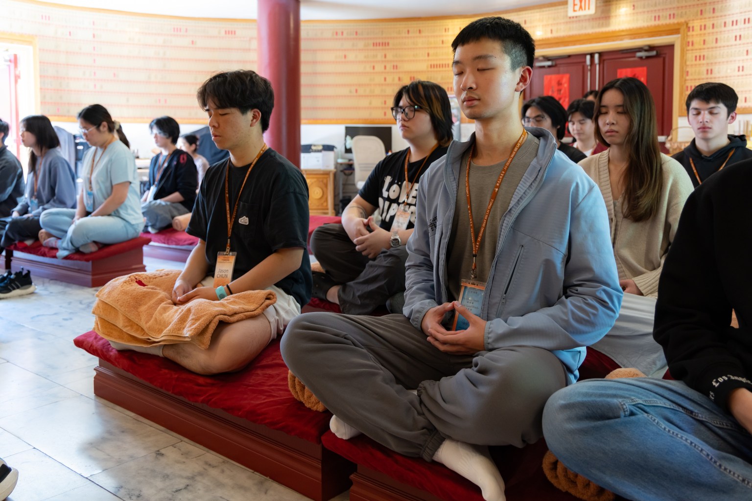 學員專注於懷恩堂坐禪。