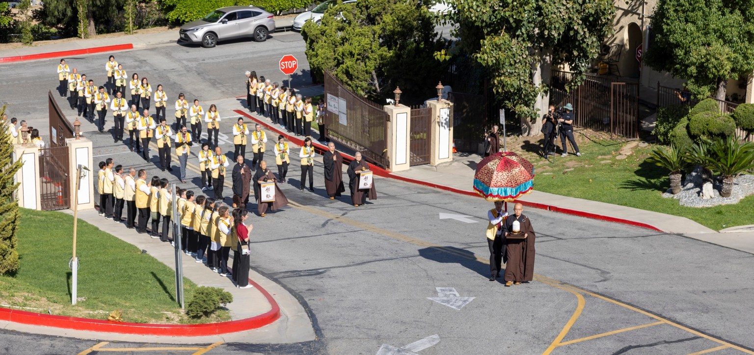佛光山西來寺住持慧東法師手捧開山祖師星雲大師靈骨，率隨行北美洲僧信代表緩緩走入西來寺。