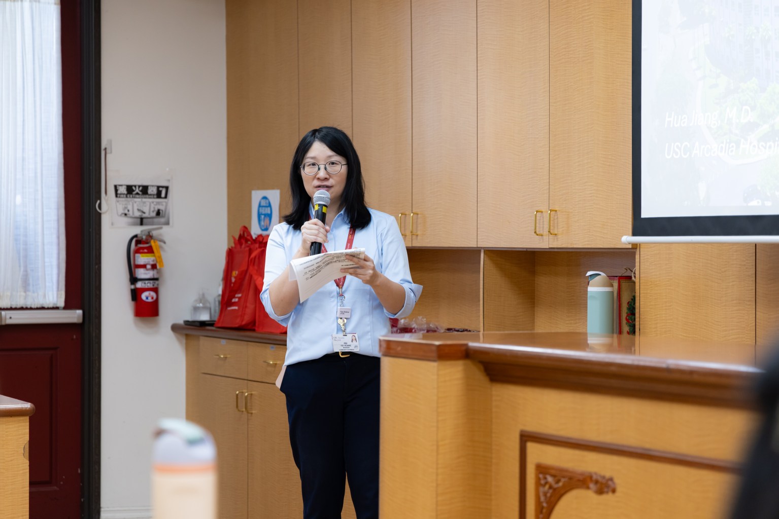 USC Arcadia醫院社區發展部經理黃菲出席講座，並介紹江華醫師為該院感染管制委員會主席，專業經驗豐富。