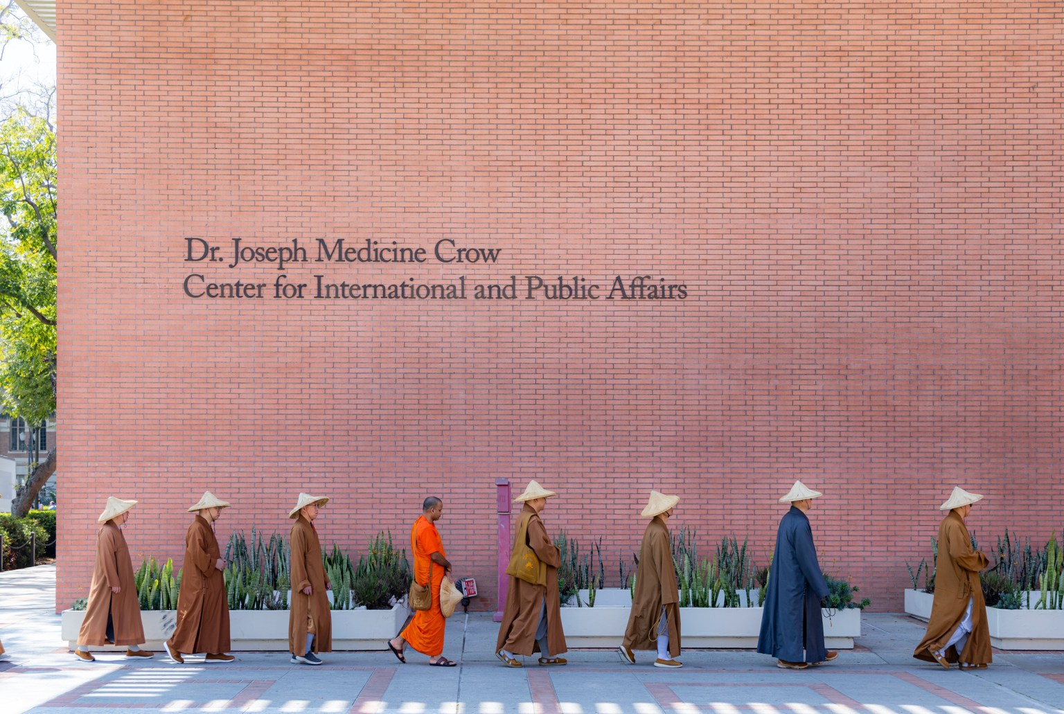 西來寺住持慧東法師帶領南加州華僧各寺院法師一同行腳。