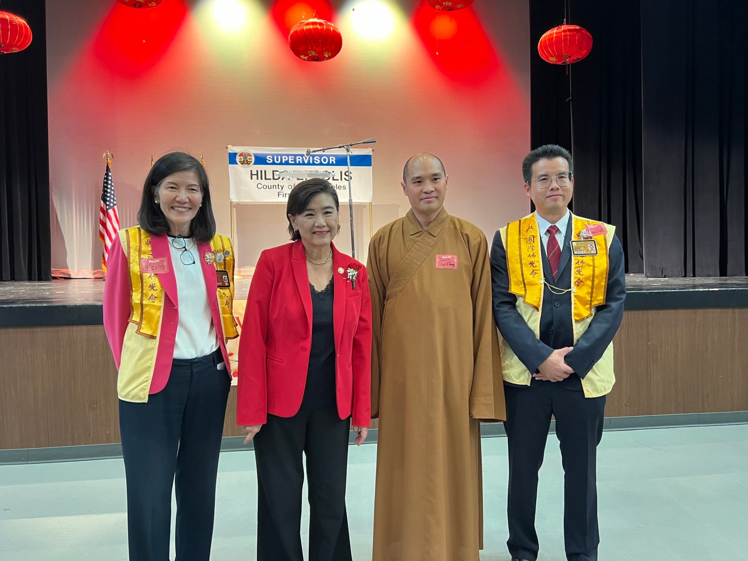 (左起)國際佛光會洛杉磯協會協會長蔡月琴、衆議員趙美心、慧澄法師、白塔一分會會長胡在華留下合影。