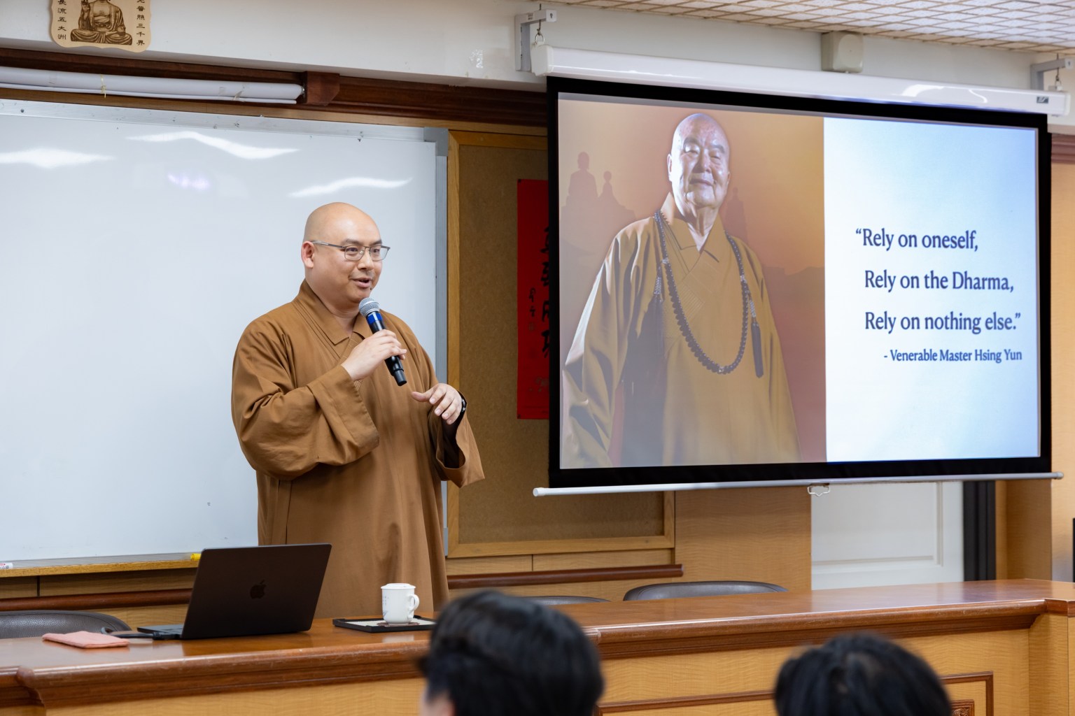 西來寺社教本土組慧澤法師授課「生活在AI時代：如何安住的正知正見」，與學員就AI引發的社會現象展開討論。
