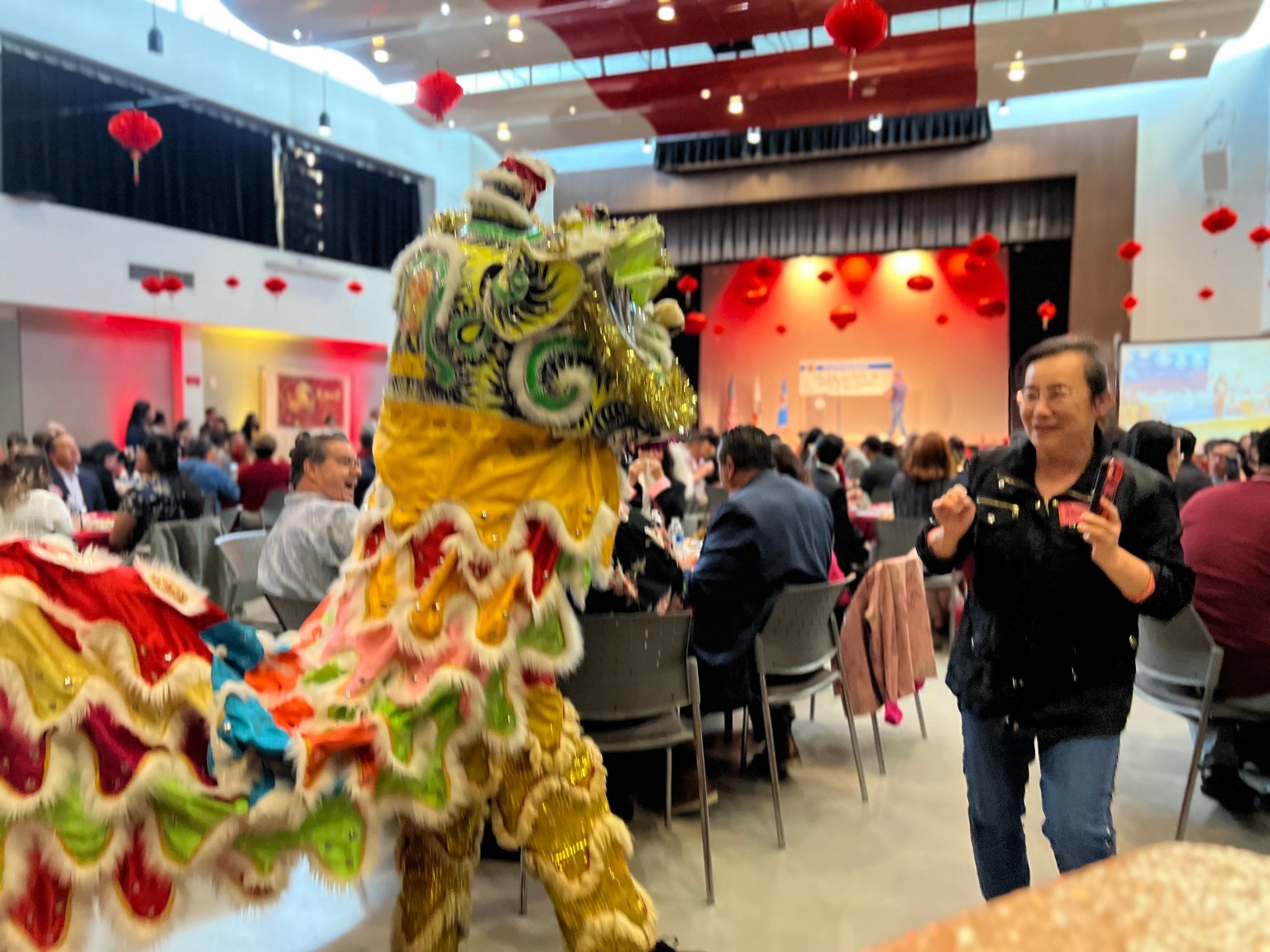 熱鬧的舞獅表演揭開序幕，為現場帶來喜氣的節慶氣氛。