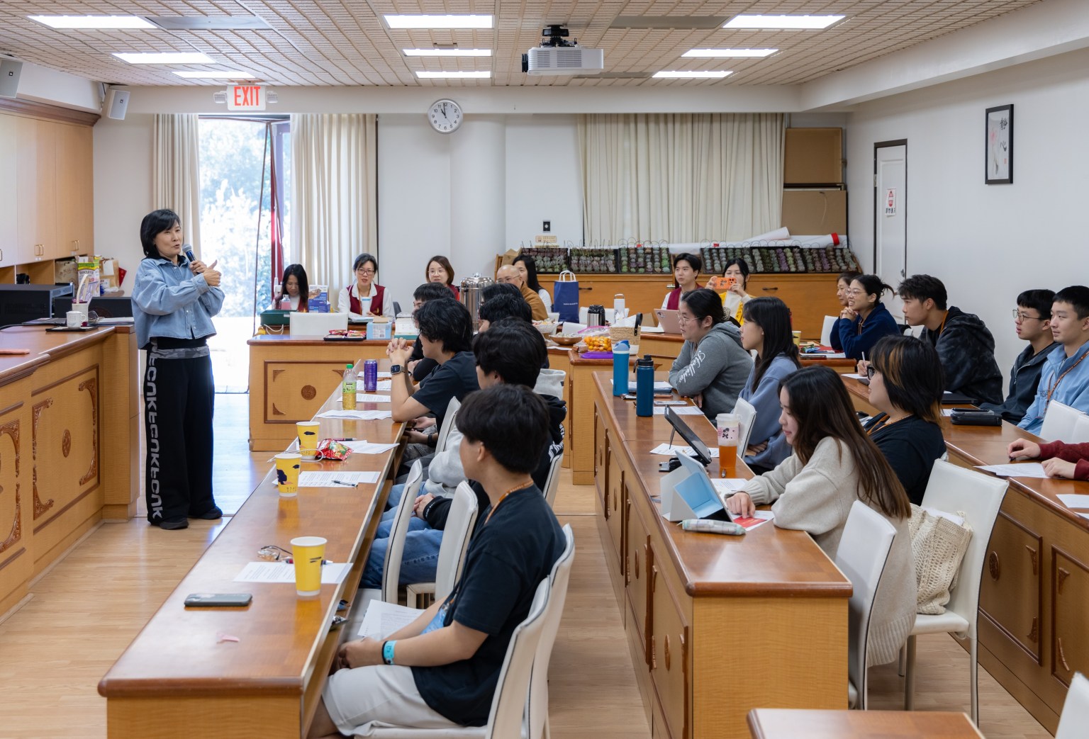 以包青天角色廣受肯定且獲獎無數的京劇藝術家王海波，帶來「京劇體驗」課程。