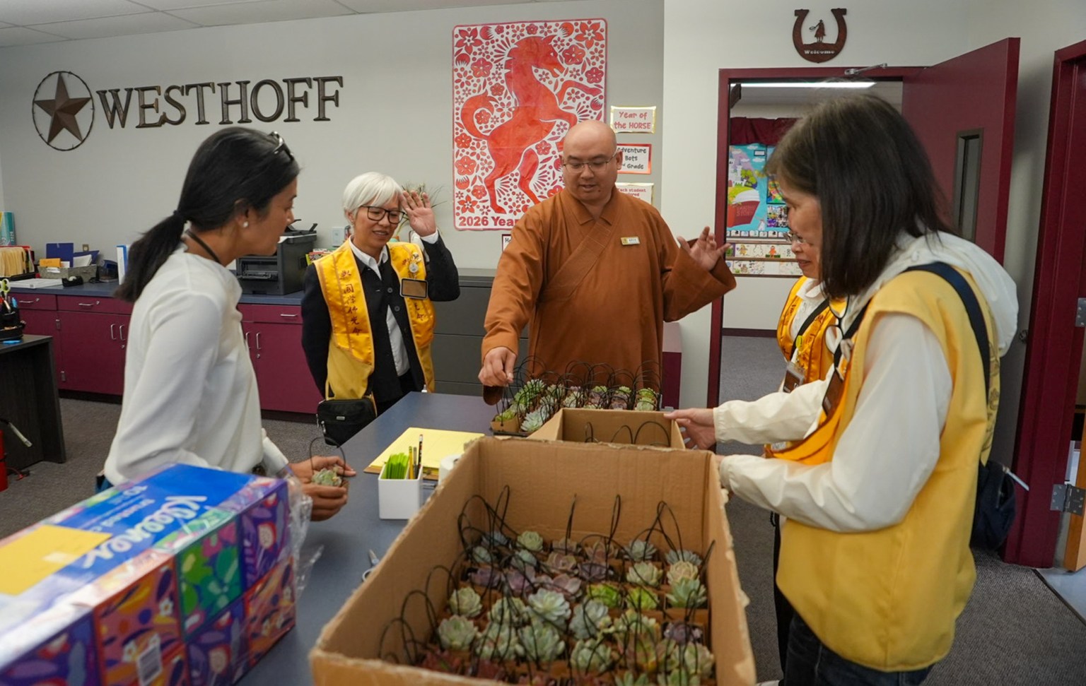 慧澤法師向校長 Dr. Rosa Northcott介紹「三好」的意涵，並表示贈送這批三好多肉植物給小學生，希望他們在照顧植物的同時，也能體會環境保護的重要。