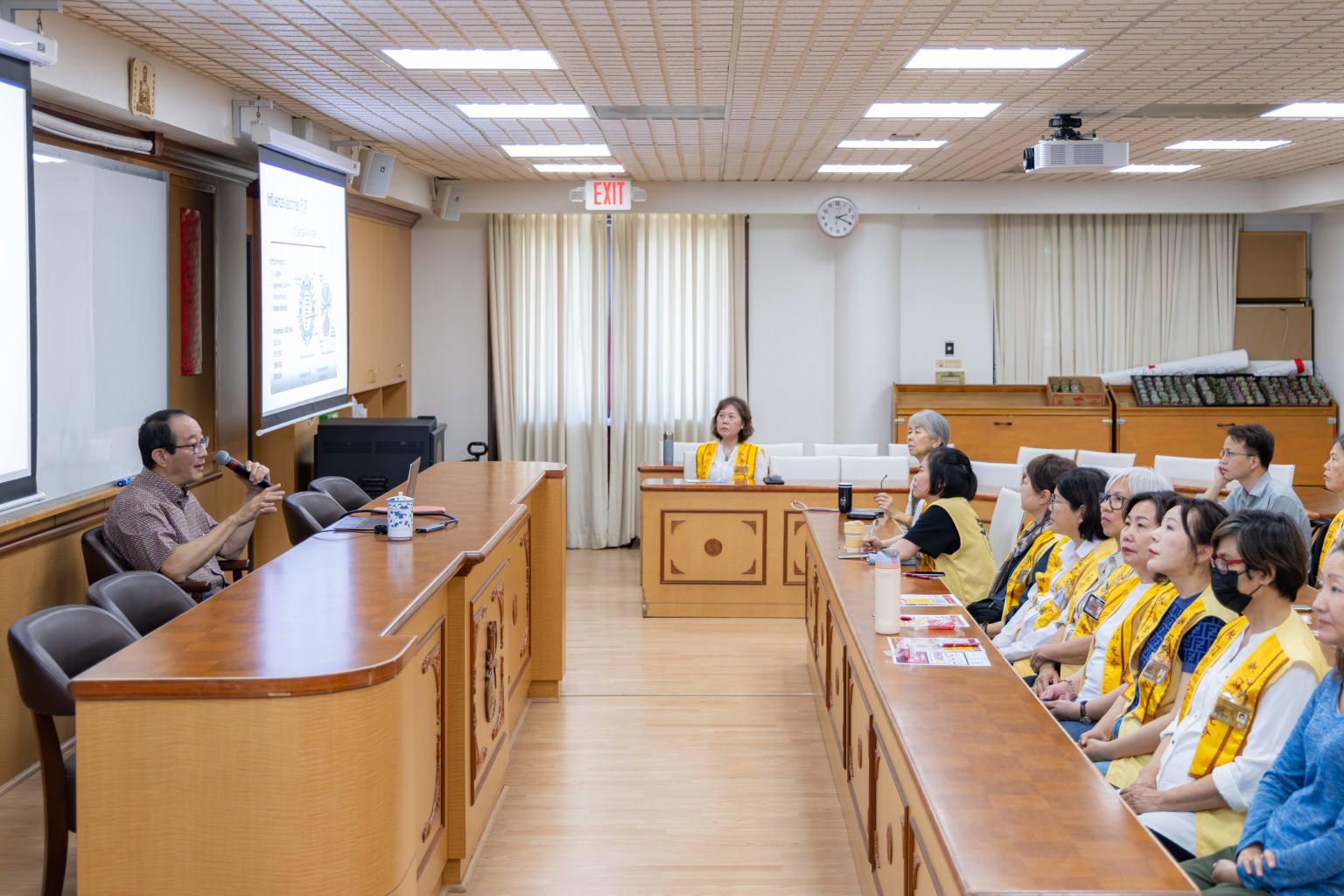 江華醫師講解建議成人接種的4類疫苗：流感疫苗、帶狀皰疹疫苗、肺炎鏈球菌疫苗、新冠疫苗。