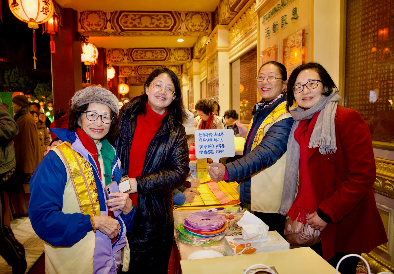 爾灣分會準備精美的結緣品