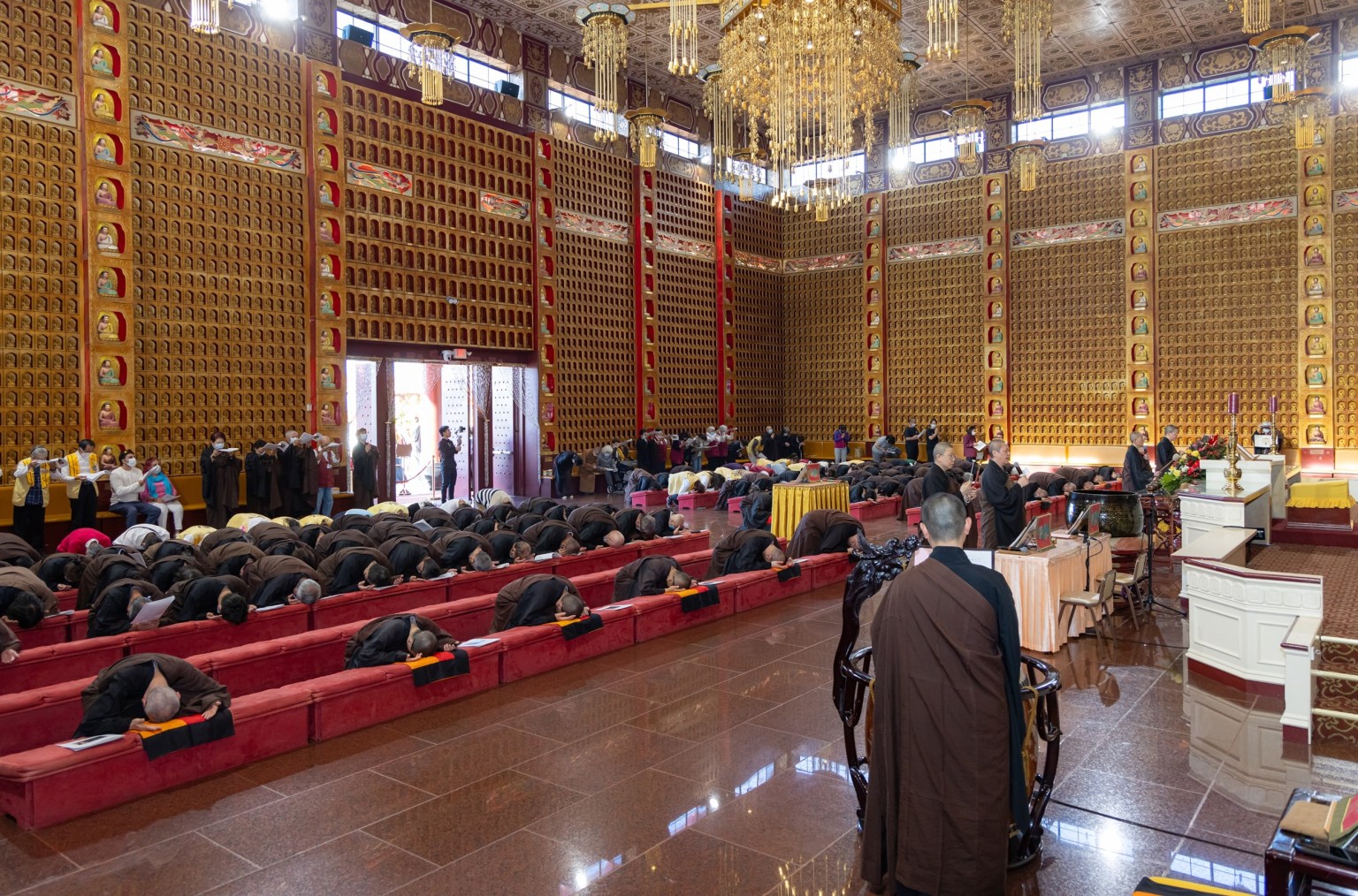 下午舉行「星雲大師圓寂紀念日禮祖祝禱」，法師、佛光人與信眾齊聚一堂。