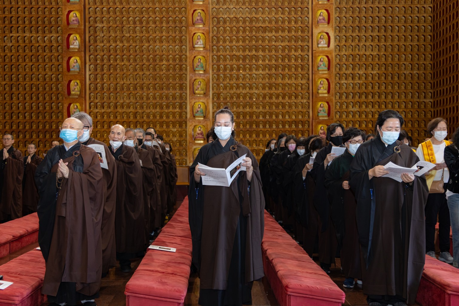 「星雲大師圓寂紀念日禮祖祝禱」於〈戒定真香〉梵音中展開。
