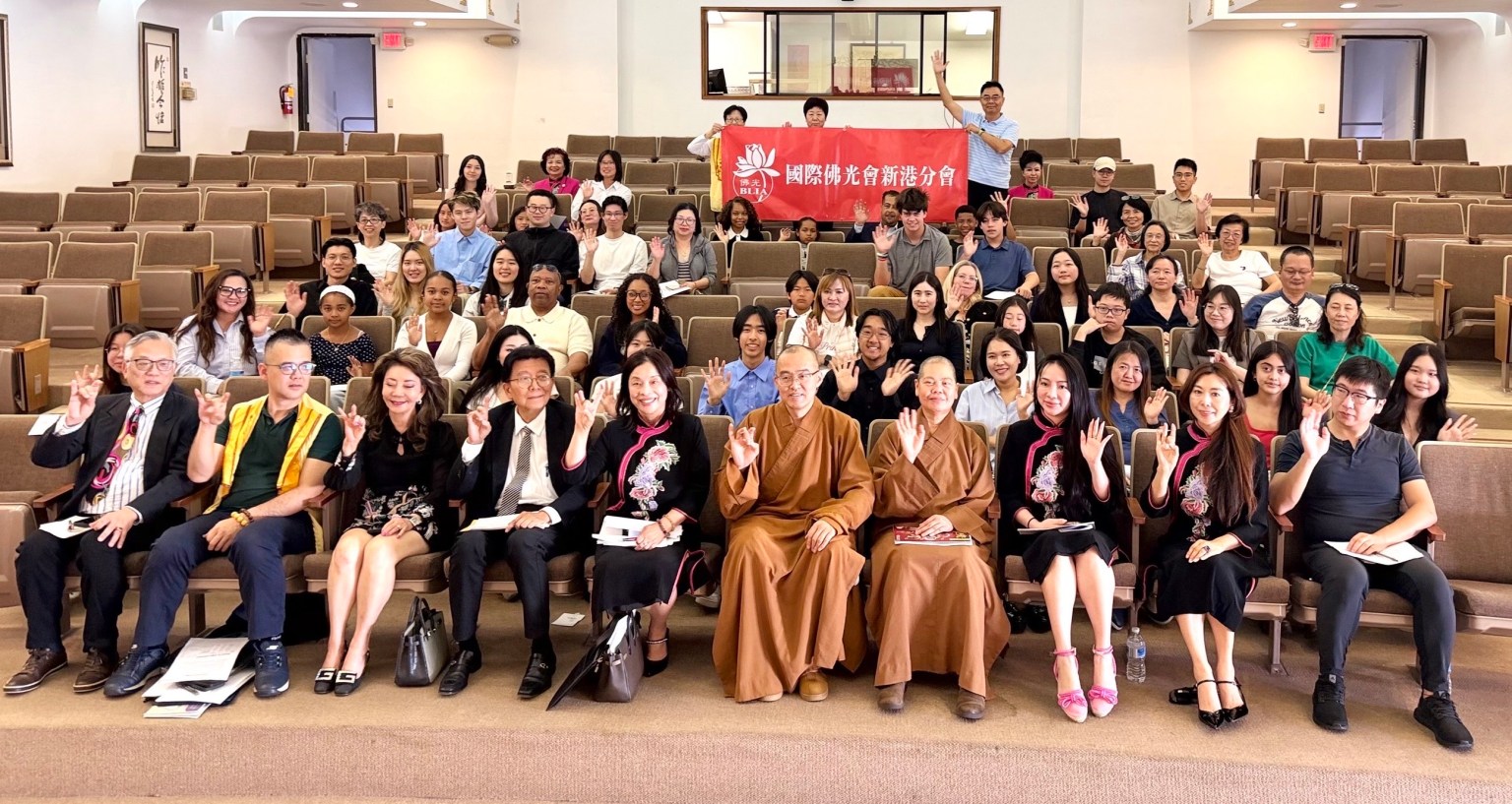 慧東法師與滿光法師與所有參與導師講座合影