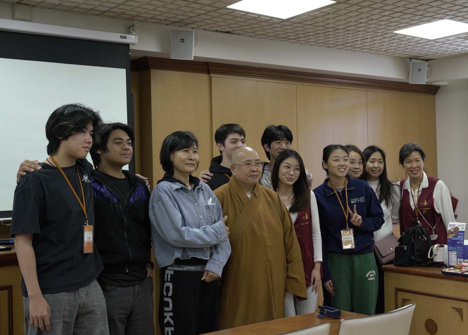 學員與王海波老師(左3)及依超法師(左4)合影。