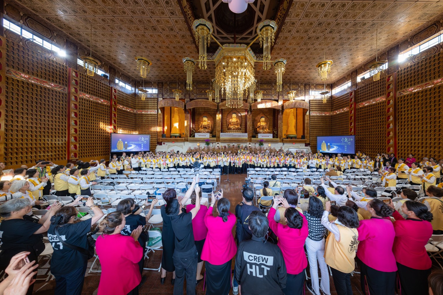 3 月21日下午，於西來寺大雄寶殿舉行「憶師恩讚頌會」，慧東法師帶領僧信二眾合唱〈四海都有佛光人〉，在莊嚴而溫馨的氛圍中，讚頌會圓滿落幕。