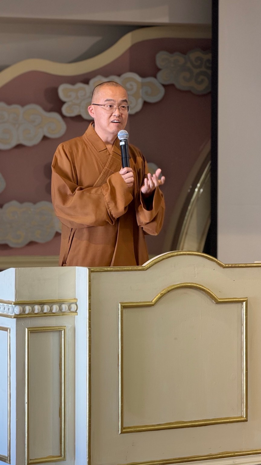 慧東法師勉勵學生要培養服務他人的胸懷