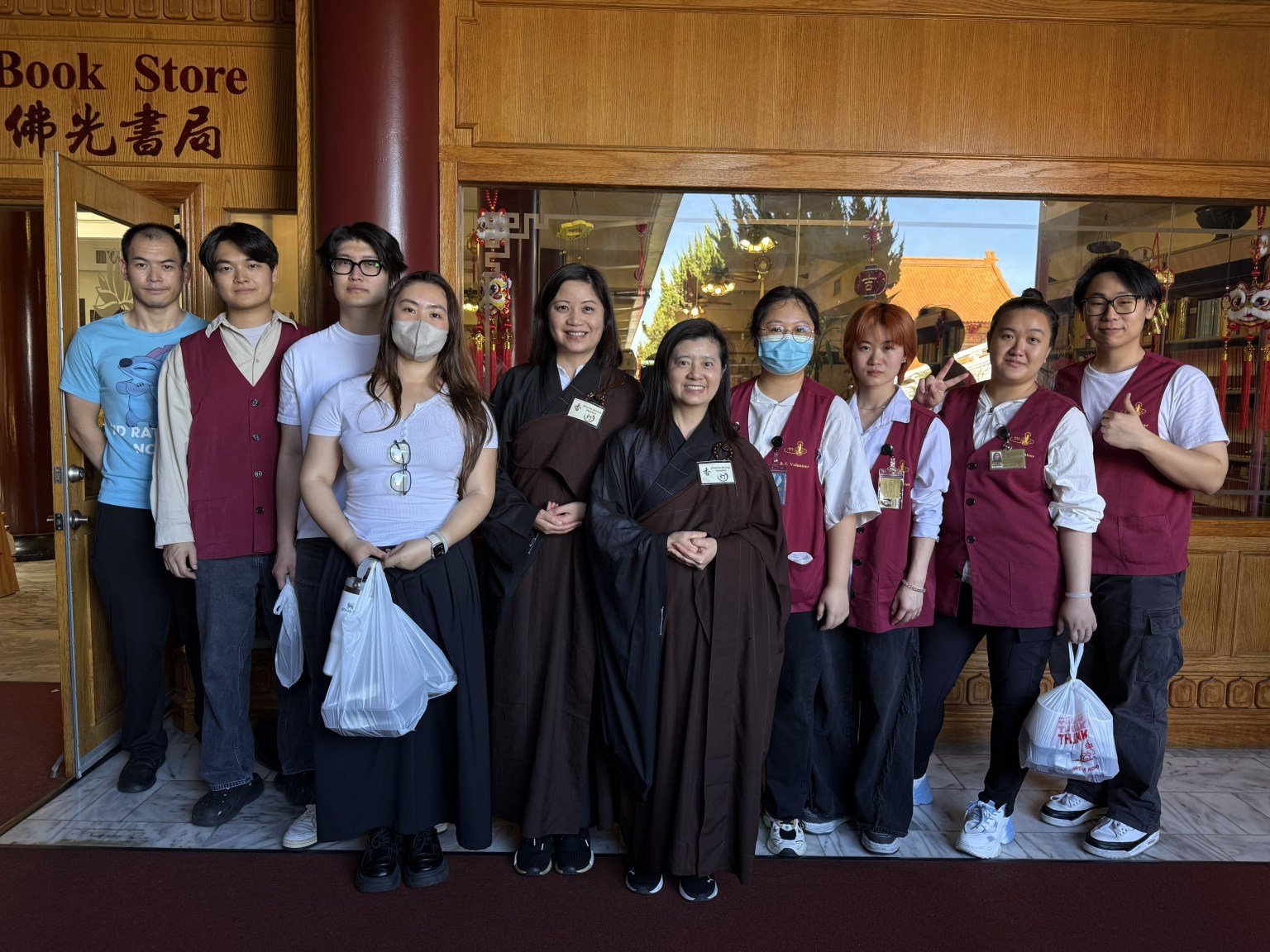 會員在大寮的青年們，清早就來到寺裡幫忙大寮，大家都是眾中的一個，一起來完成當天的活動。