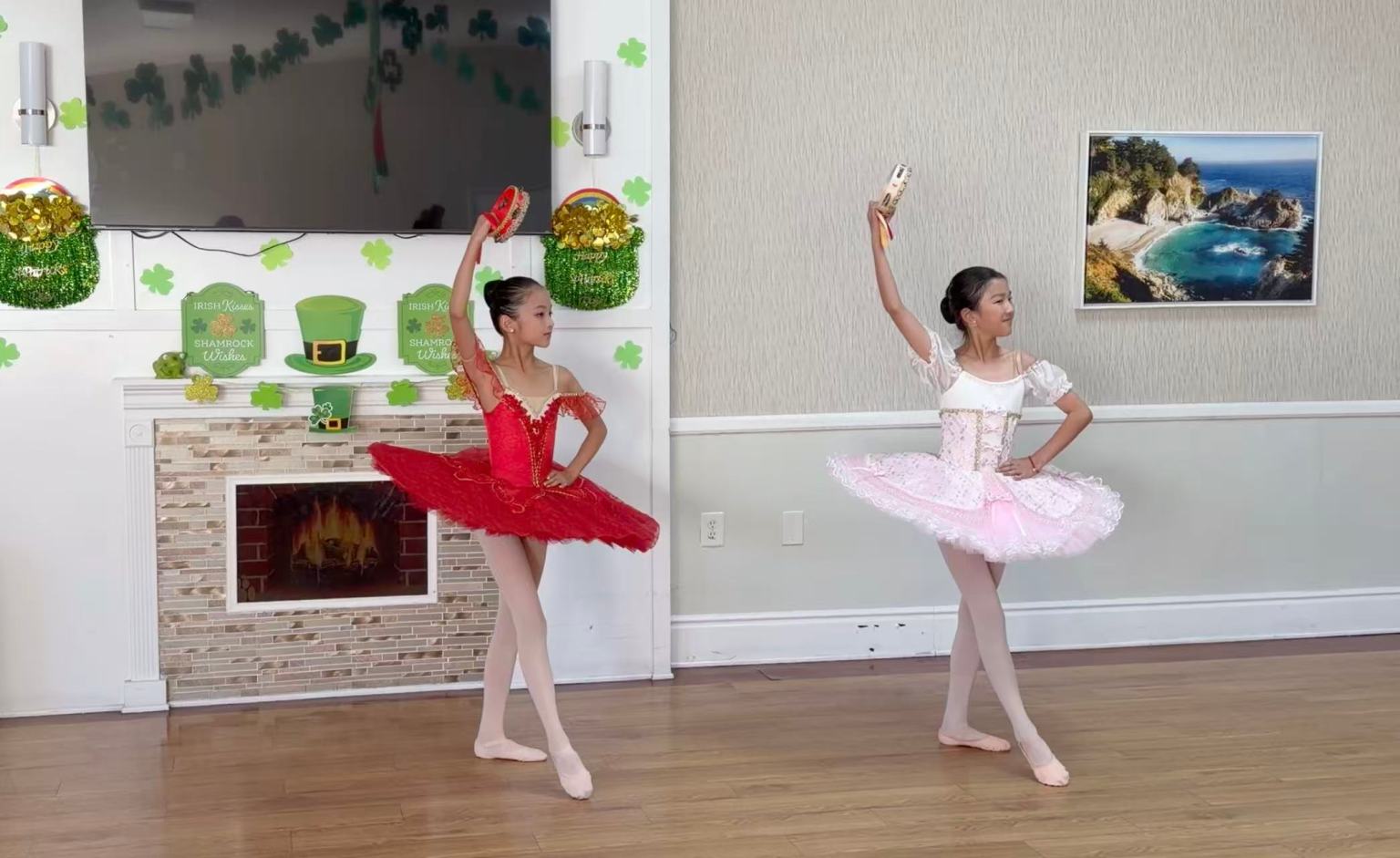 Carissa 與 Tina 表演古典芭蕾舞變奏《La Esmeralda》