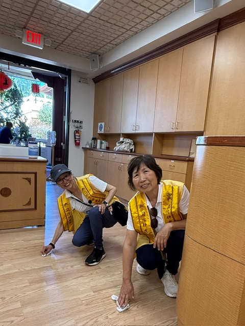 分會義工努力清潔講座場地